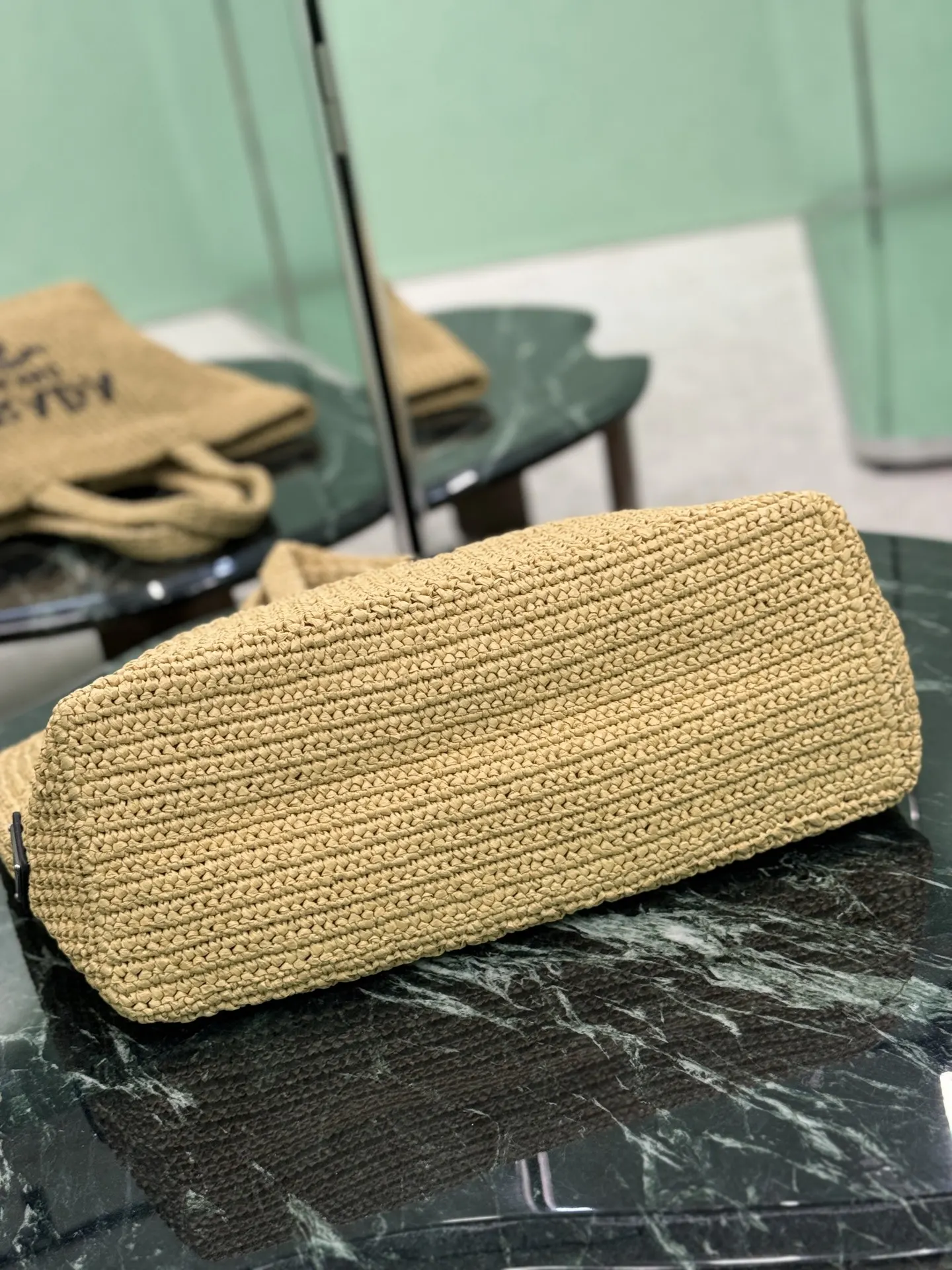 Prada 正面标志性的刻字徽标刺绣巧妙点缀廓形 托特包 大容量托特款