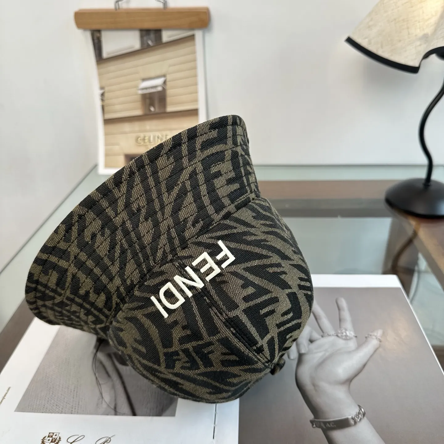 Fendi 渔夫帽 休闲遮阳款