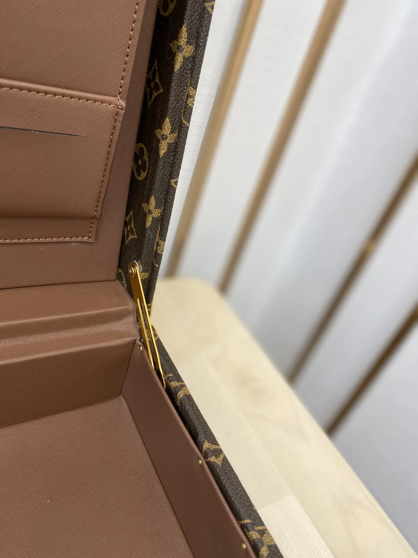 金色 Damier 它 一个舒適的真皮手把和一个地址标签 手提包 通勤手提款