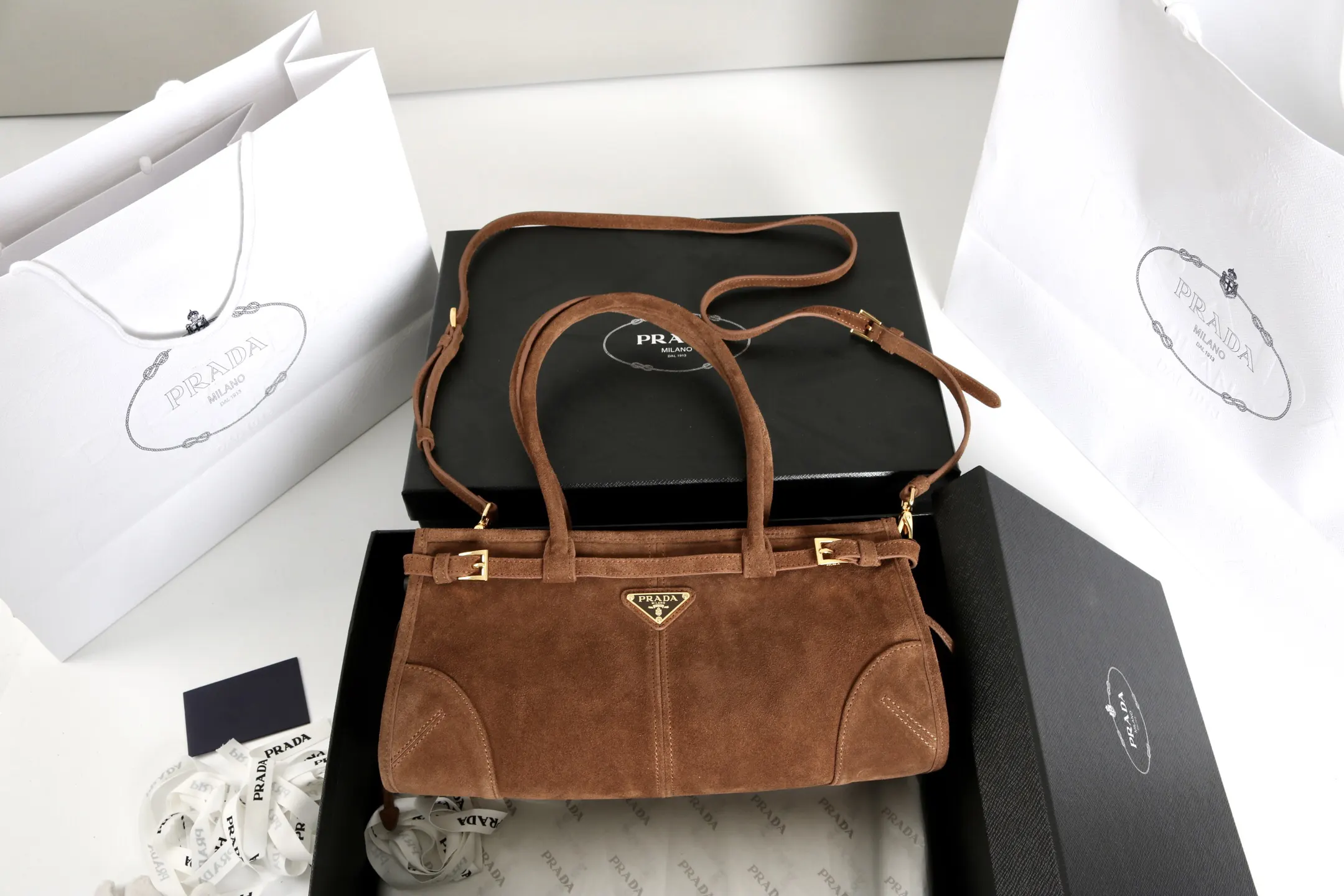 PRADA 漆皮 斜挎包 日常通勤款