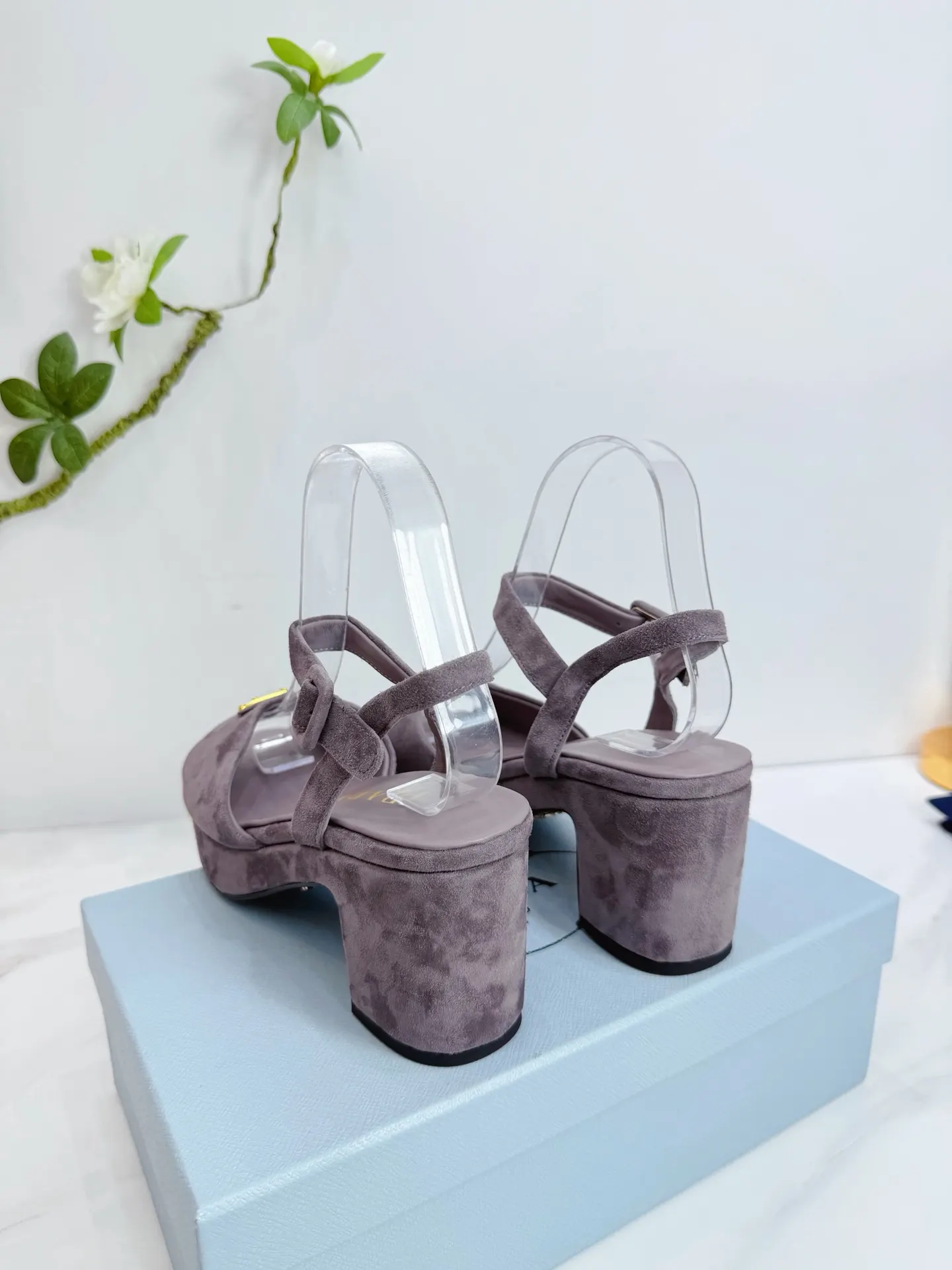 Prada 羊皮 休闲鞋 舒适
