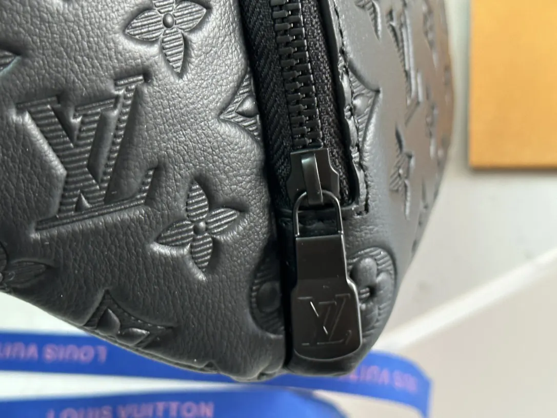 黑色 牛皮 贴身构型方便取放主隔层物品 可调节背带实现系腰 肩背 腰包 休閒腰包款