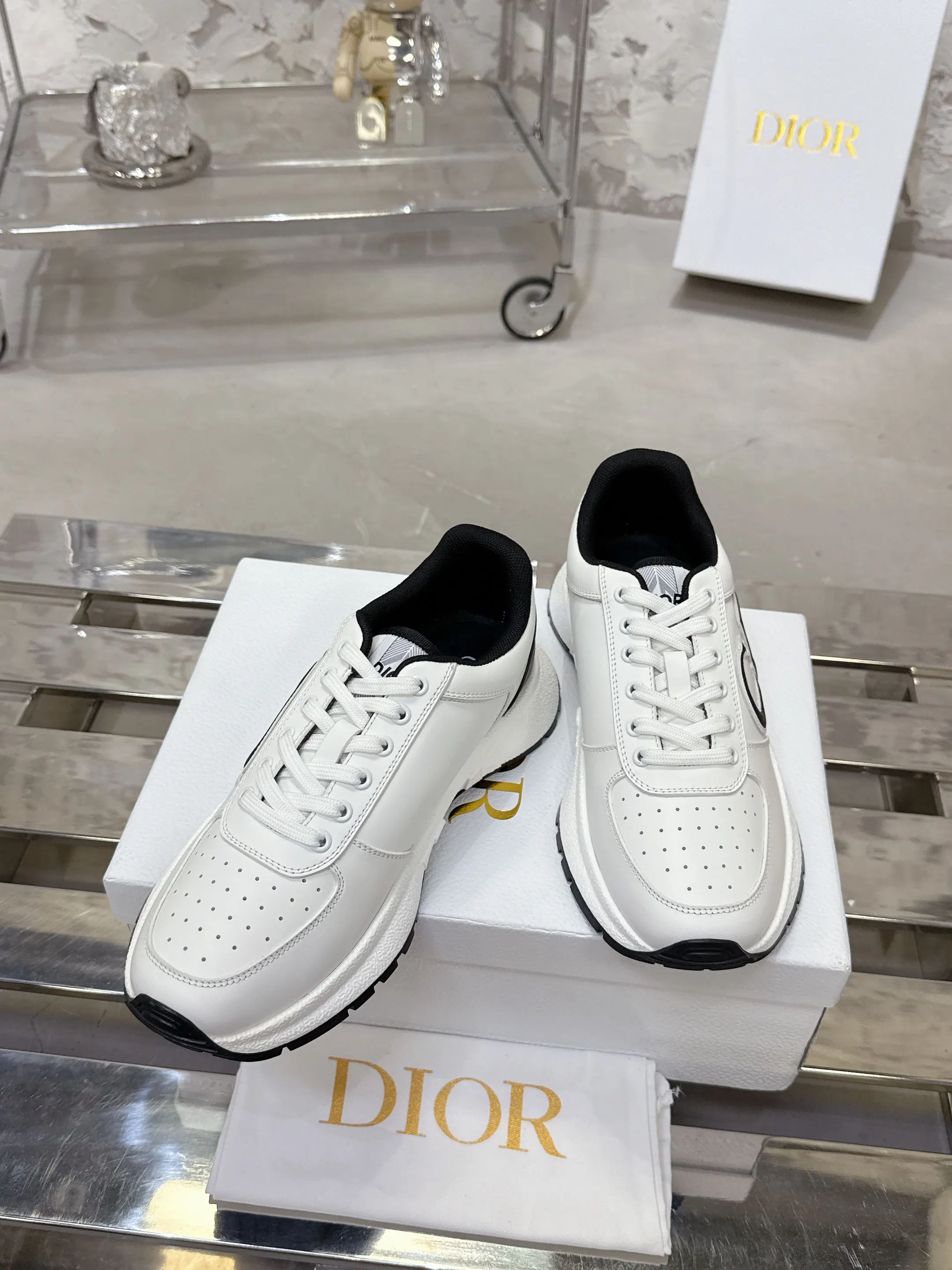 Dior 白色牛皮运动鞋 舒适