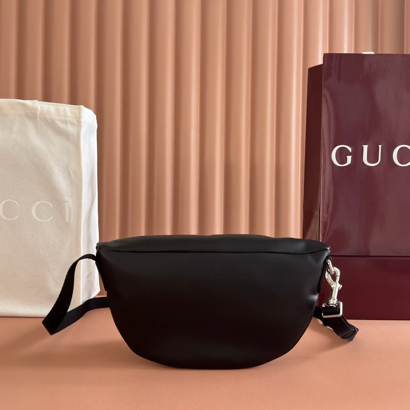 Gucci 黑色 银色 受品牌标志性造型启发 全新包袋系列通过现代视角焕然重 斜挎包 轻便斜挎款