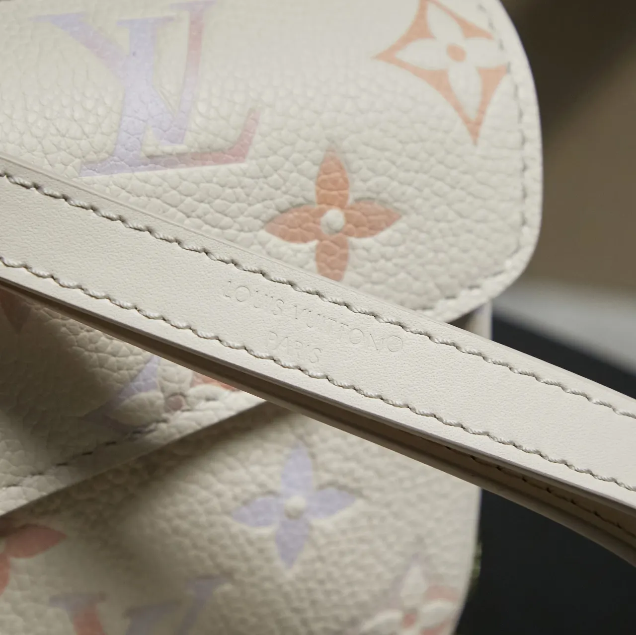 Louis Vuitton M25682 链条包