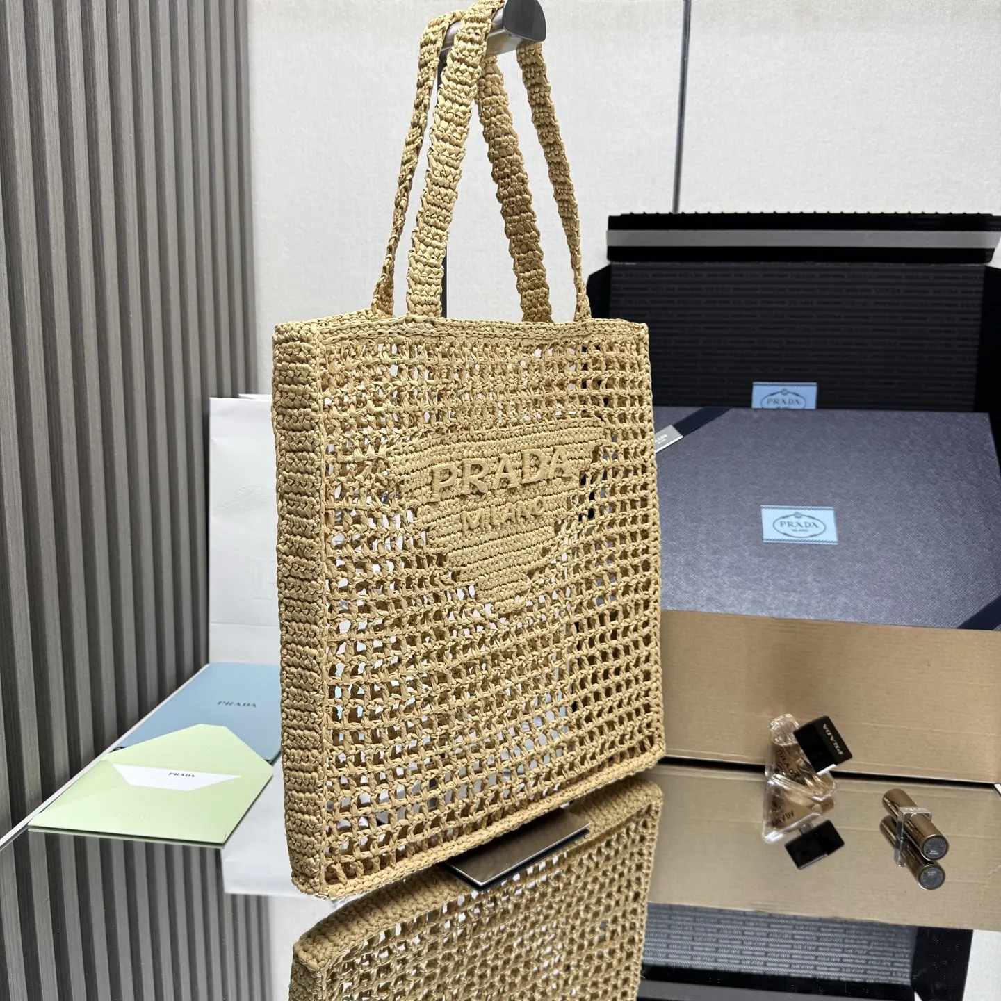 标志性的家三角形徽标焕新重释 装点包身正面 中心处饰 托特包 大容量托特款