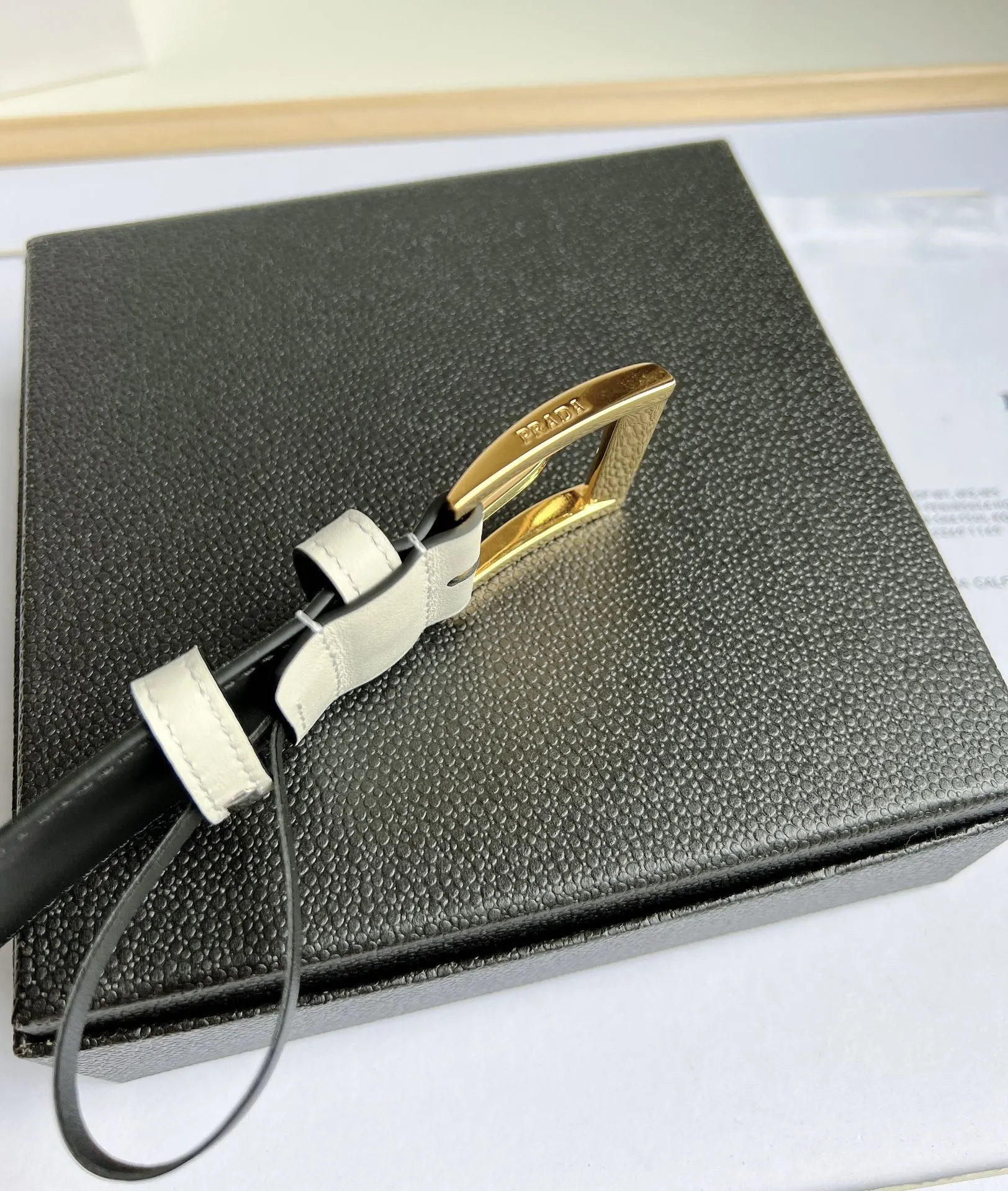 Prada 白色皮革腰带 金色方扣款