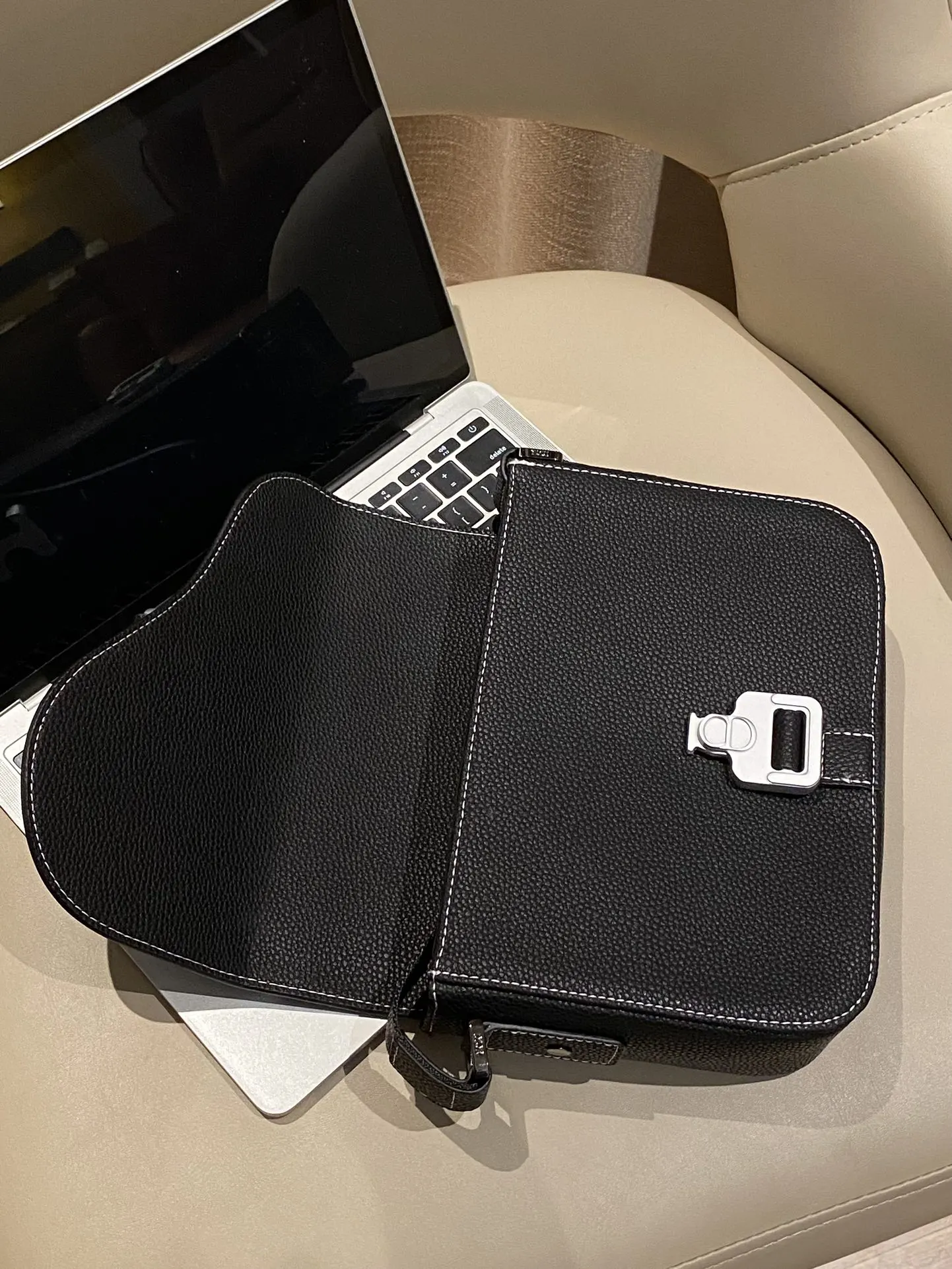 Dior Lady Dior 黑色皮革翻盖斜挎包 银扣通勤