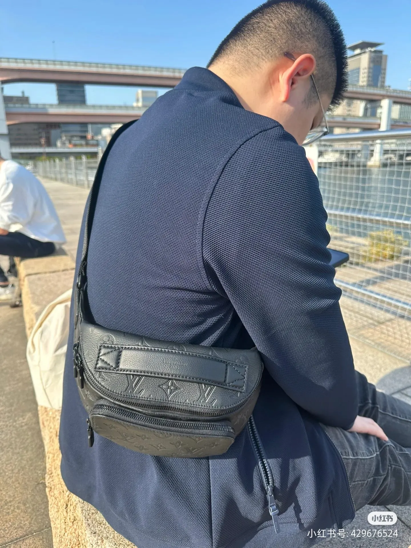 黑色 牛皮 贴身构型方便取放主隔层物品 可调节背带实现系腰 肩背 腰包 休閒腰包款