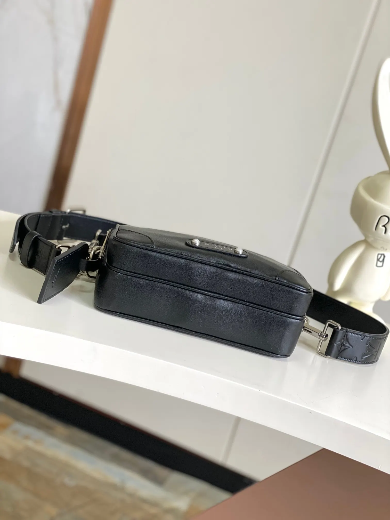 LV 牛皮 侧面锁扣彰显都市型格 主隔层拉链头点缀 字母装饰 水桶包 休闲水桶款