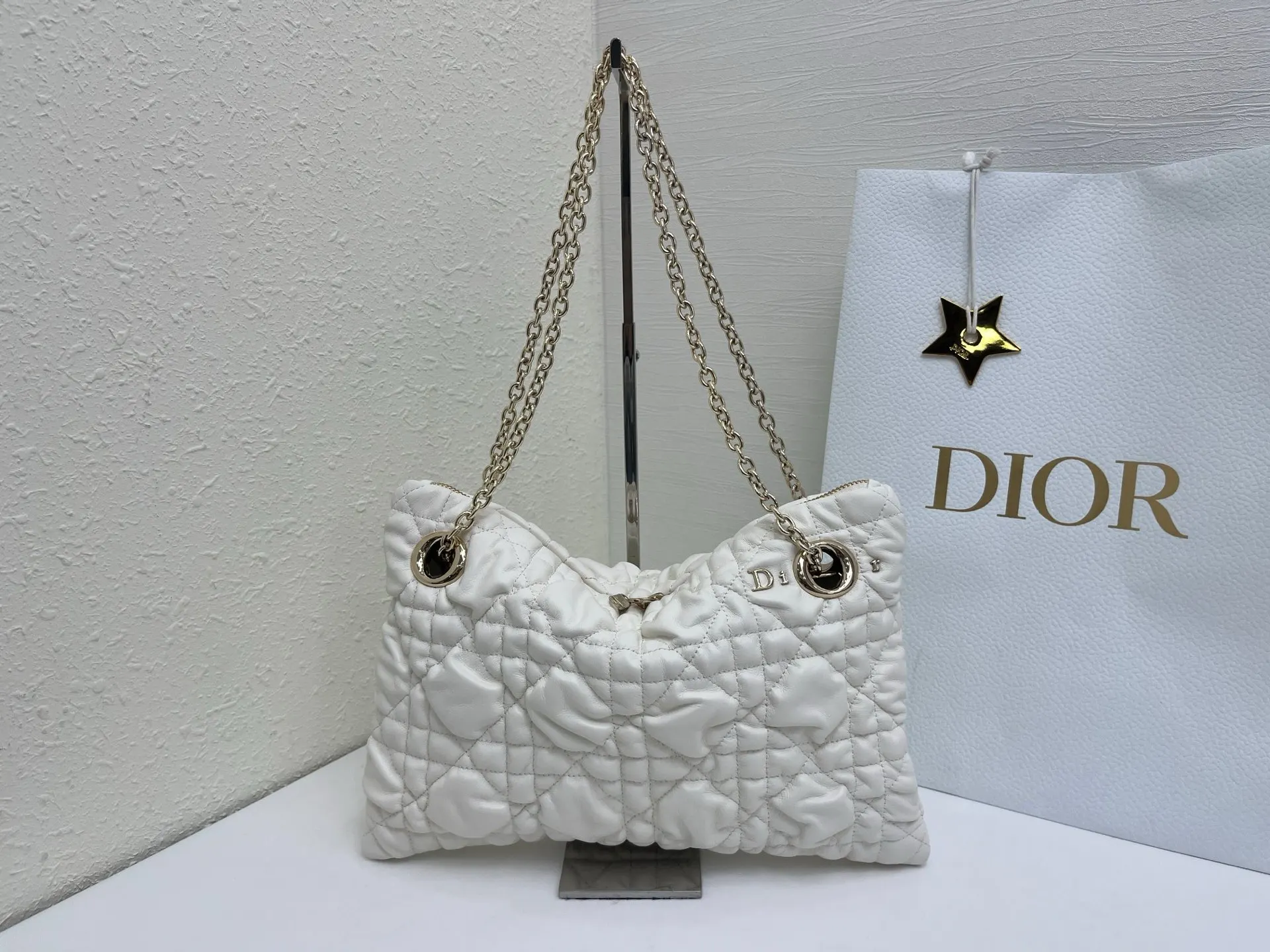 Dior 突显饰以蓬蓬超大藤格纹的新材质 为經典图案注入立体风 鏈條包 精致鏈條款