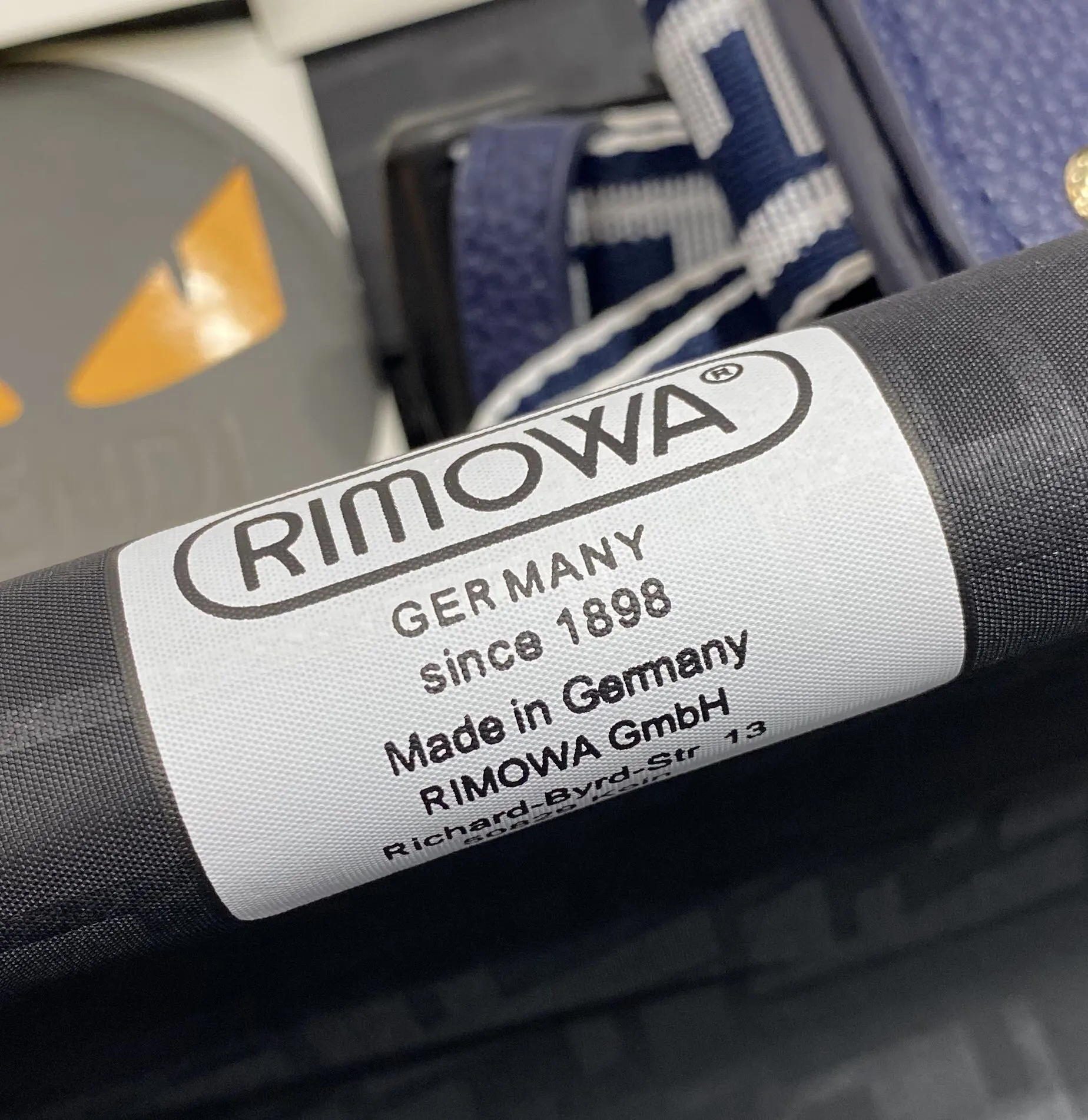 Fendi Rimowa 內飾 一见钟情或许就是当你第一 行李箱 旅行拉杆款 輕便出行款(數字8) Fendi Rimowa 內飾 一见钟情或许就是当你第一 行李箱 旅行拉杆款 輕便出行款(數字8)