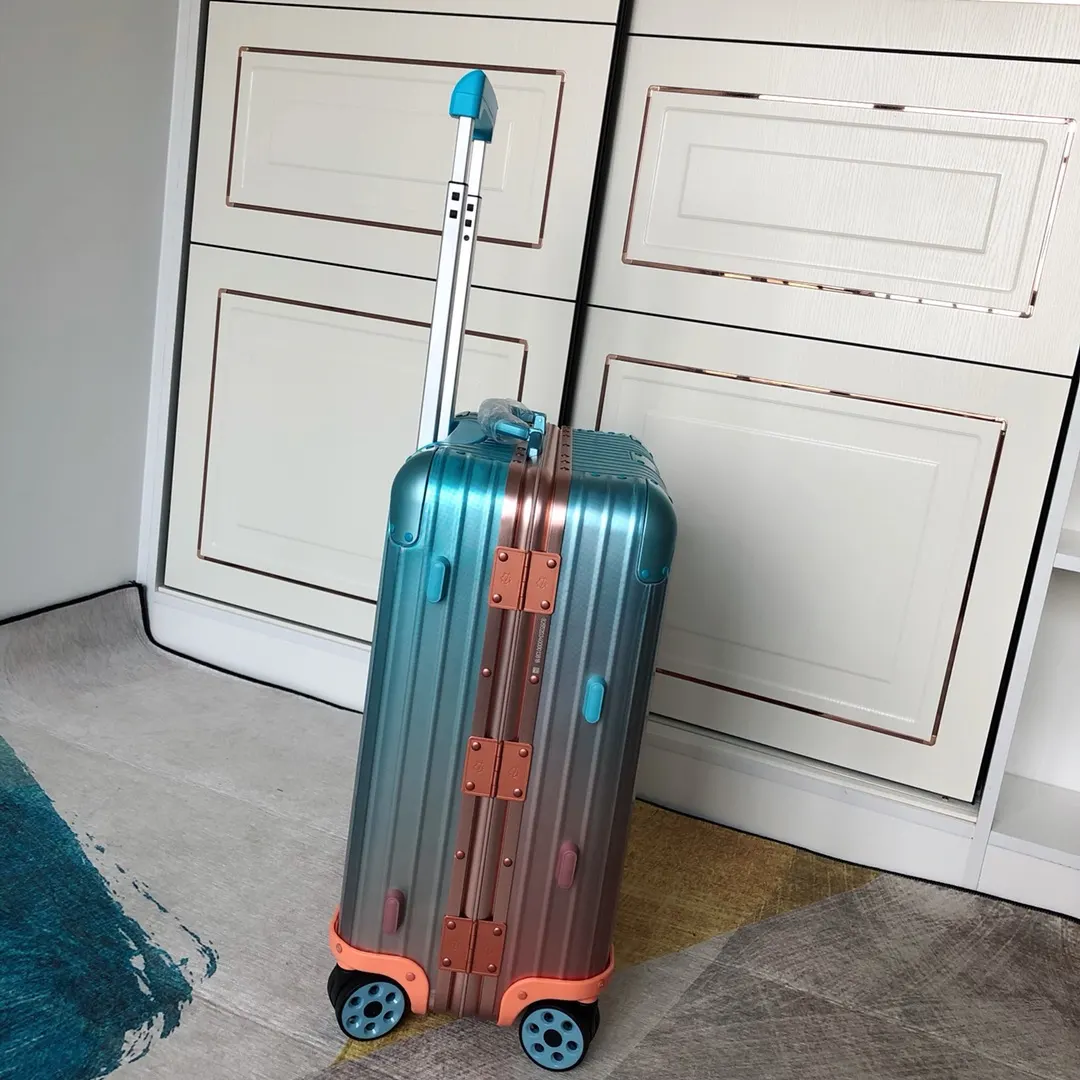 rimowa限量版糖果色满满的 少女心 漸變色 日 行李箱 旅行拉杆款 輕便出行款(數字9) rimowa限量版糖果色满满的 少女心 漸變色 日 行李箱 旅行拉杆款 輕便出行款(數字9)