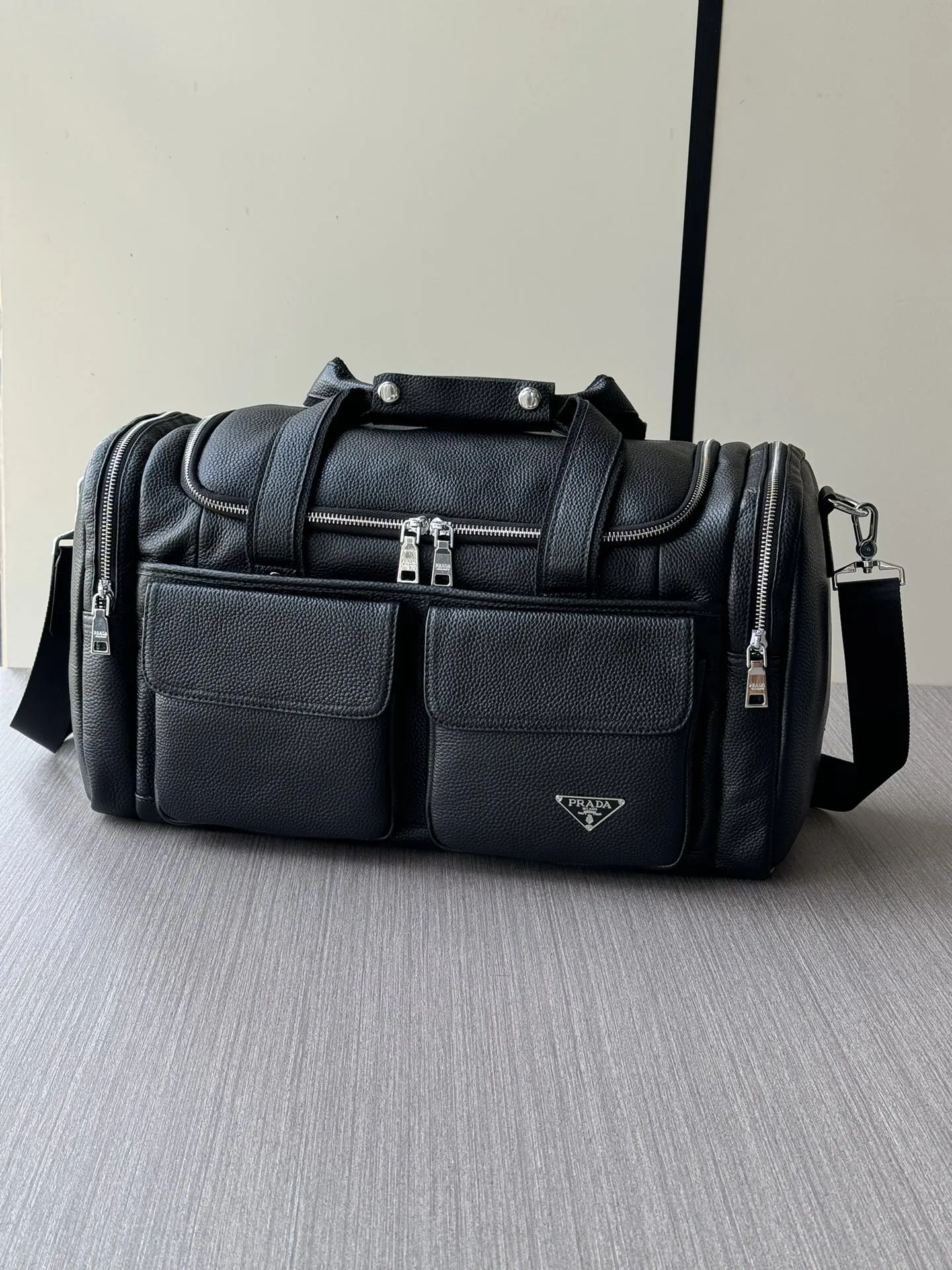 Prada 黑色 牛皮 Logo 旅行包 轻便实用