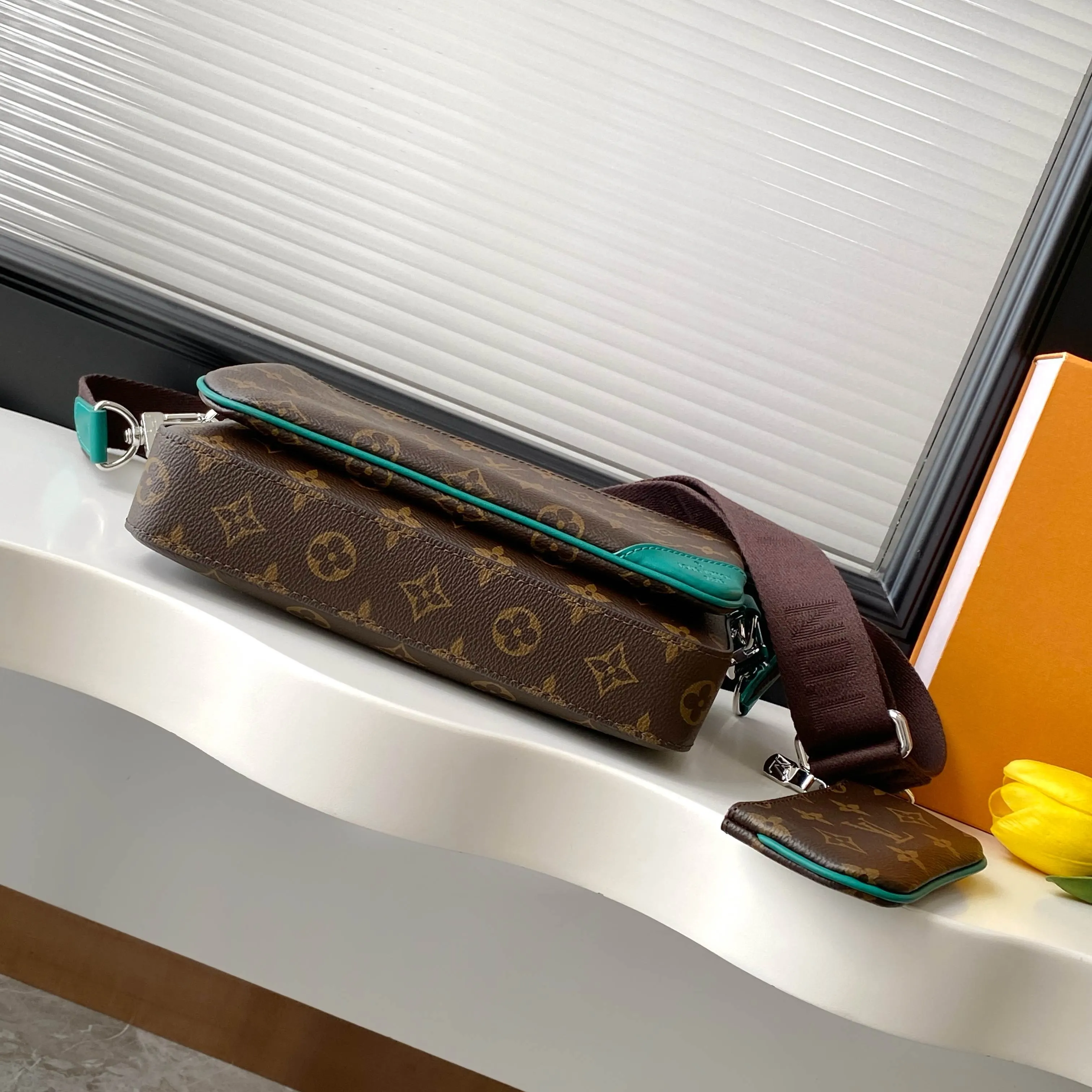 LV classic Monogram, messenger bag Image 4 LV classic Monogram, messenger bag Image 4