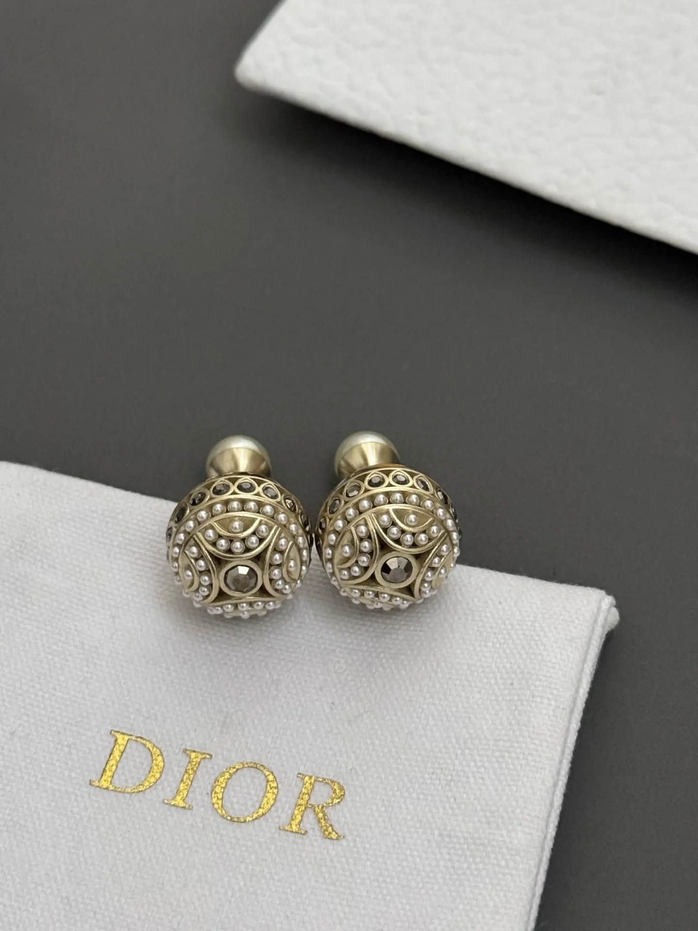 Dior 珍珠花朵耳環 精緻優雅