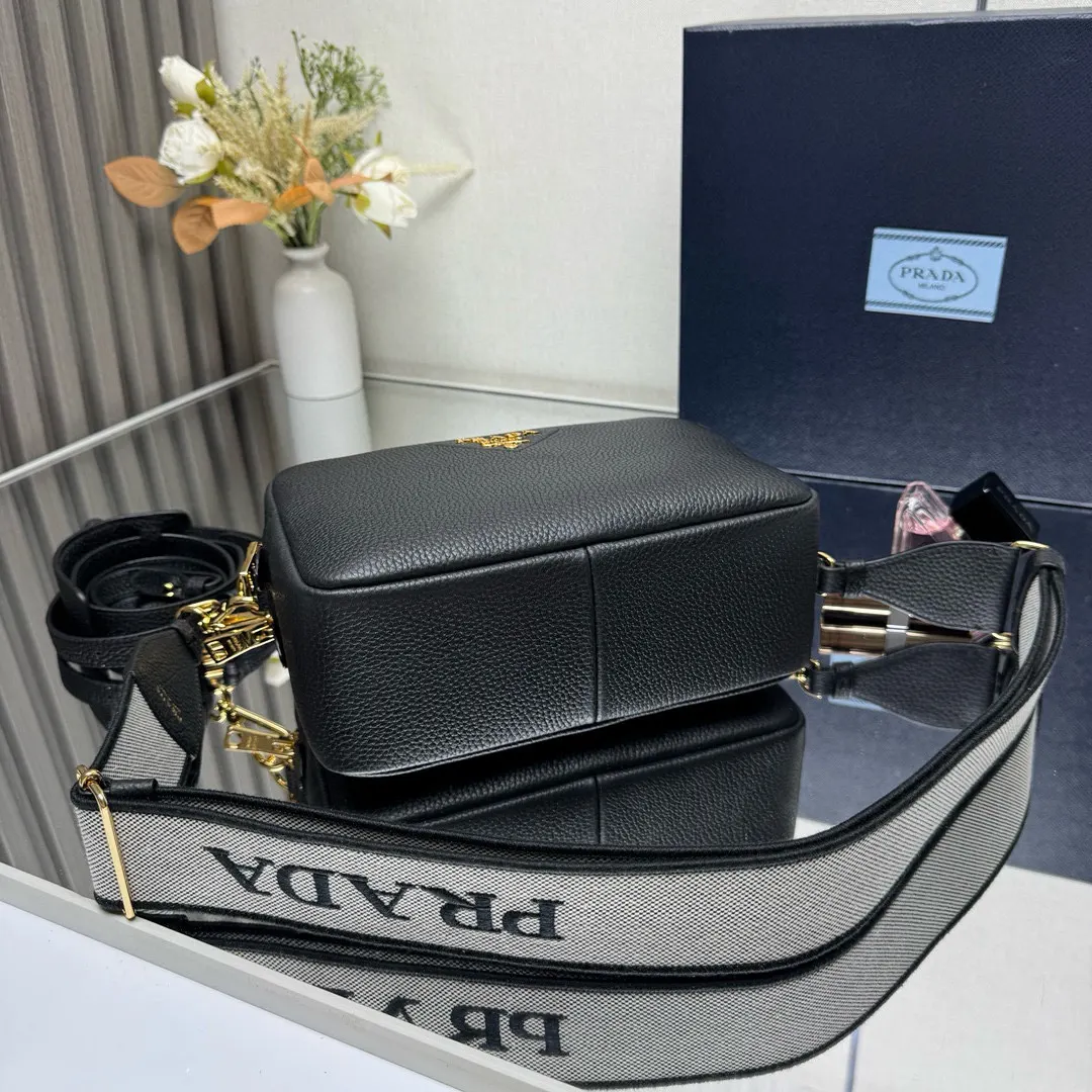 PRADA 牛皮 字母 Logo 双肩背包 轻便实用款