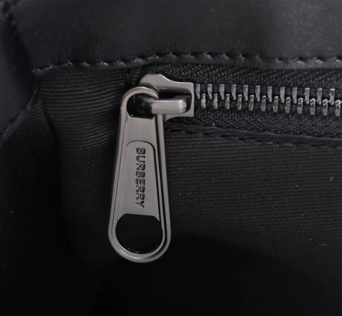 Burberry 灰色 皮革 收納包 旅行收納款(數字9) Burberry 灰色 皮革 收納包 旅行收納款(數字9)