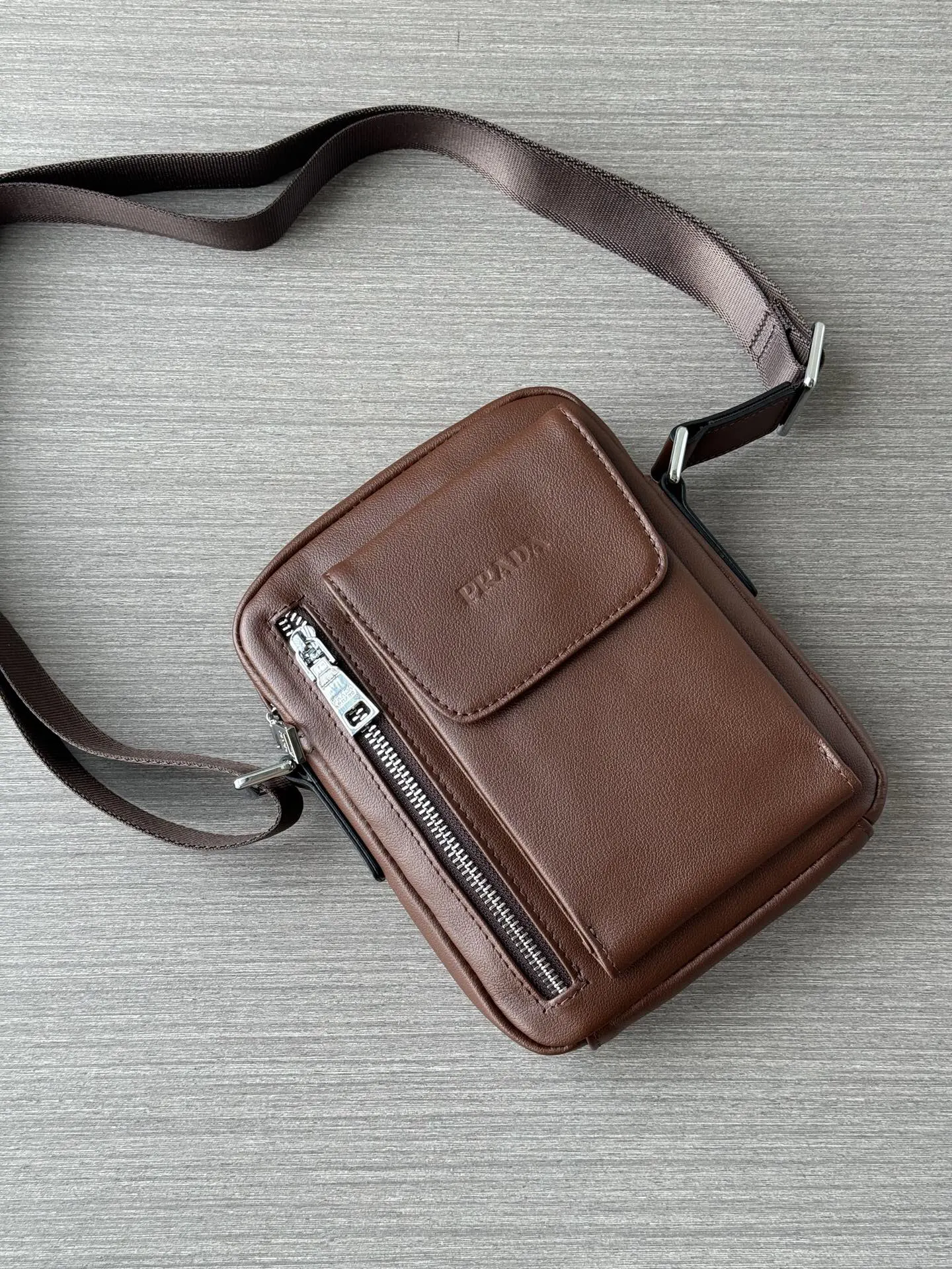 Prada 黑色 牛皮 Logo 斜挎包