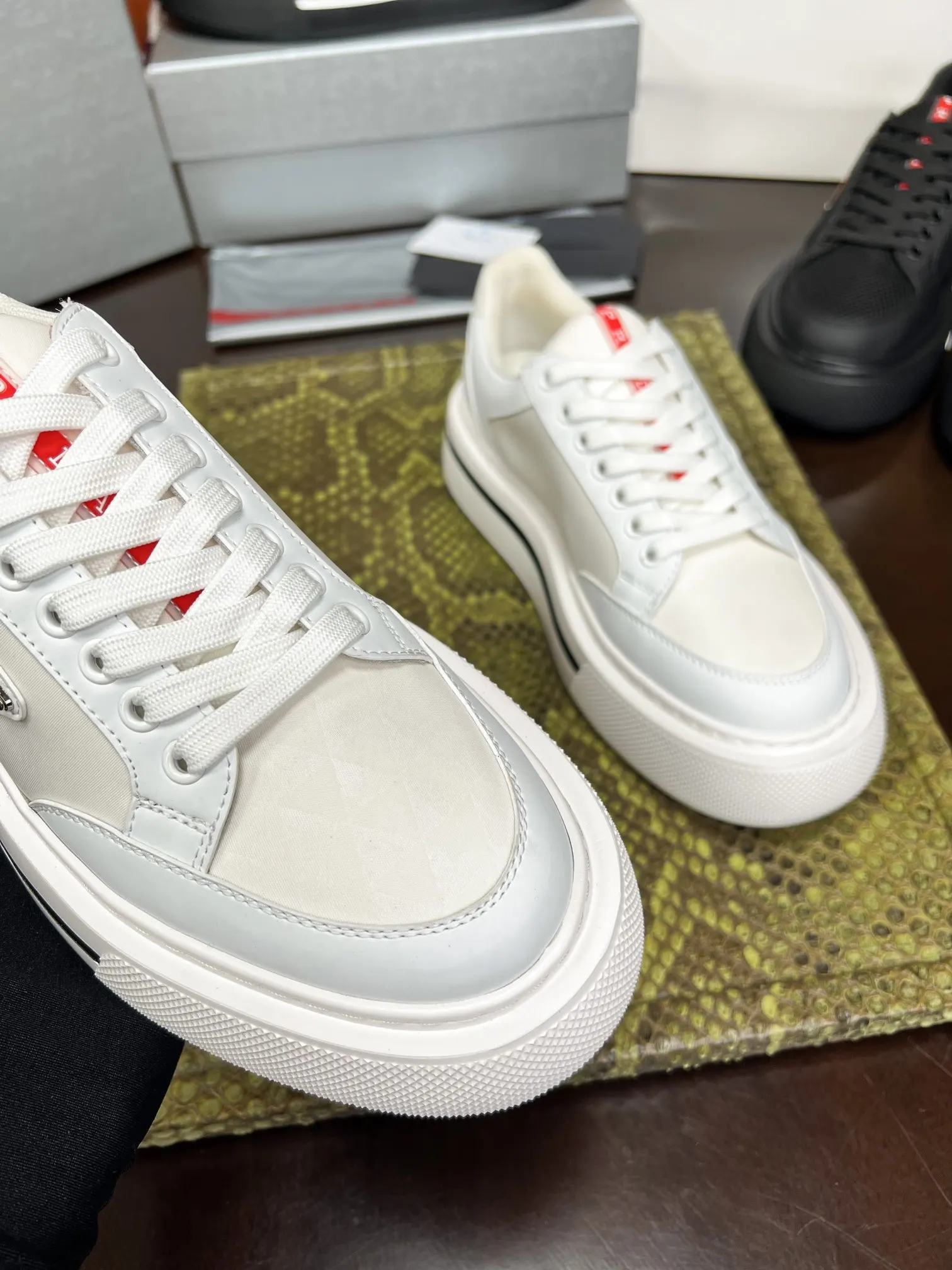 Prada 牛皮 休闲鞋 舒适
