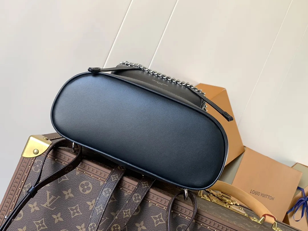 LV 羊皮 拉链前袋令小件物品稳妥随行 雙肩包 实用雙肩款