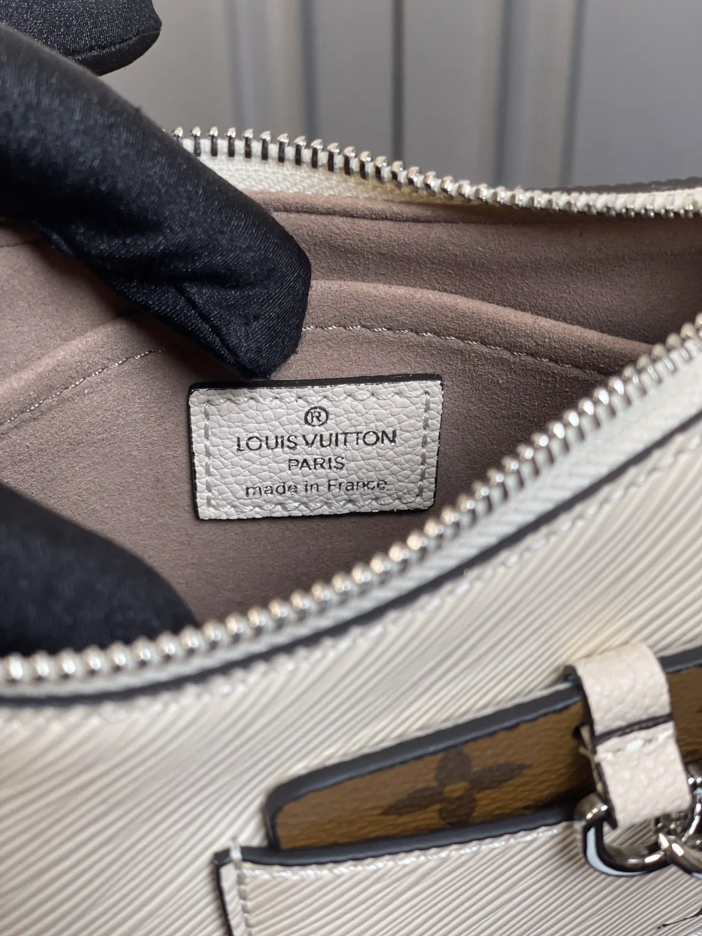 LV 白色 皮革 链条包 精致链条款