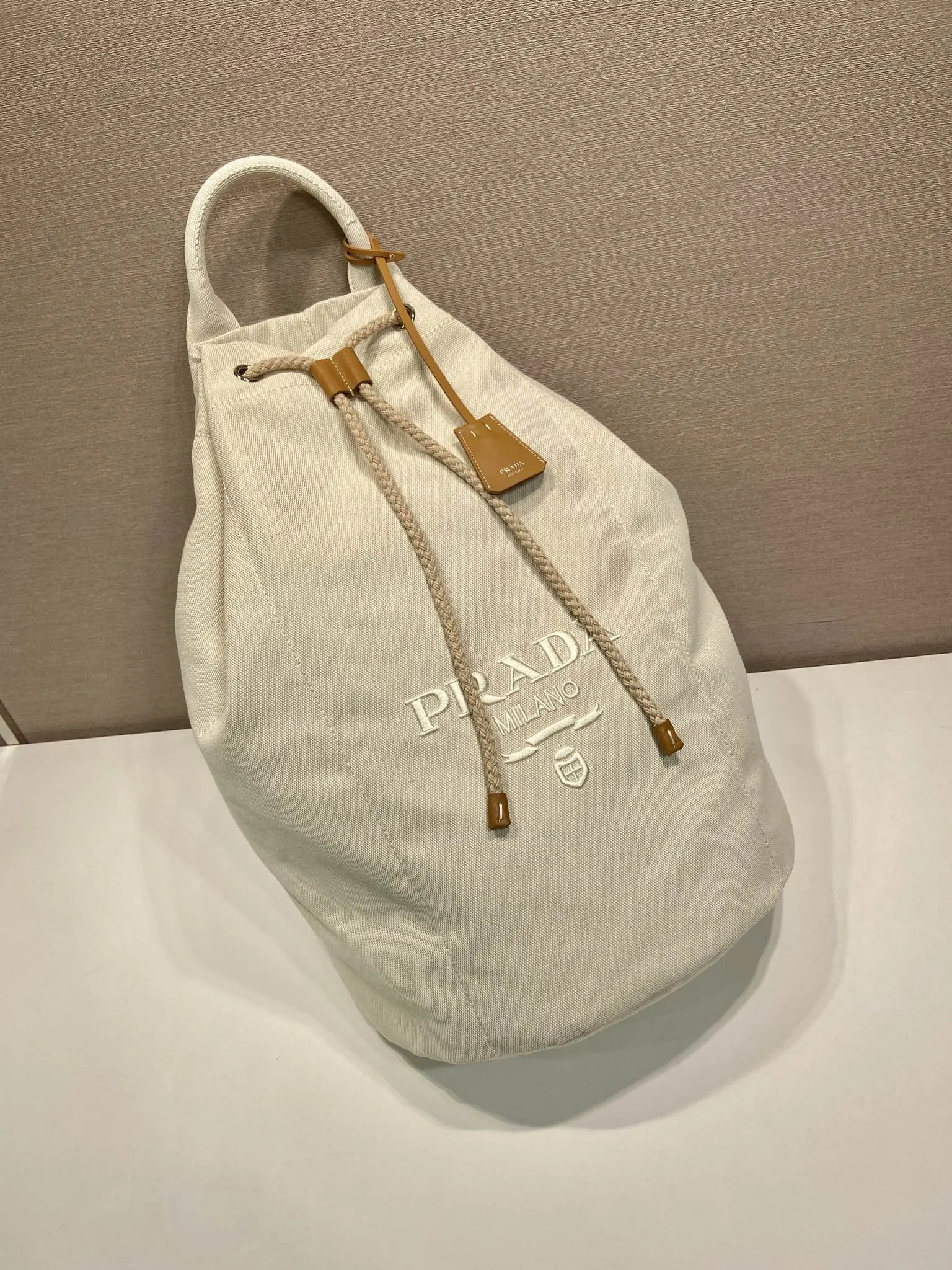 皮革 同色字母徽标刺绣注入独特经典格调 旅行包 大容量旅行款