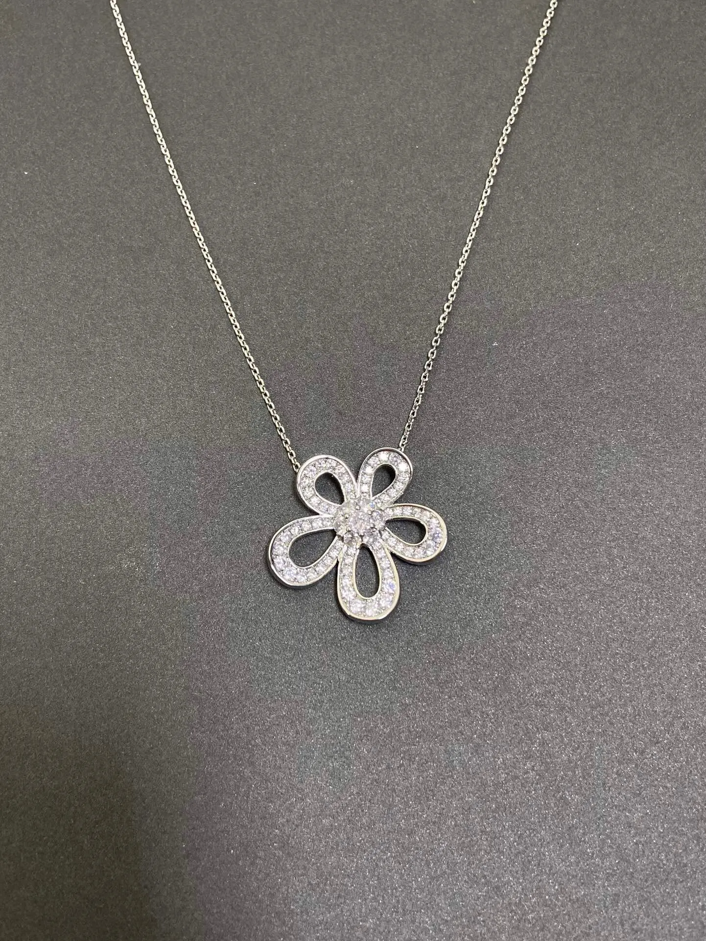 Van Cleef 耳钉 小巧点缀款