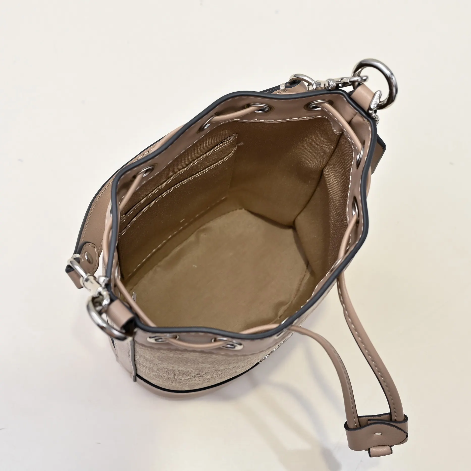 Coach C家 迷你水 水桶包 休閒水桶款(數字9) Coach C家 迷你水 水桶包 休閒水桶款(數字9)