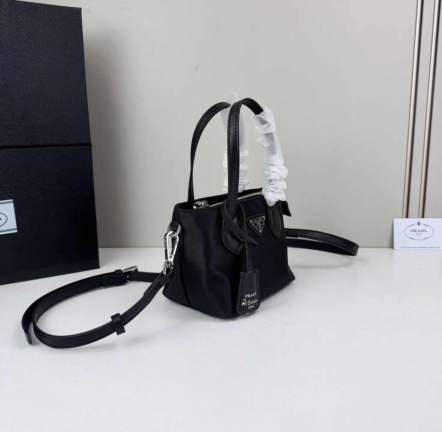 Prada 黑色 尼龙 菜篮子 采用黑色尼龙材质 表面光滑有 斜挎包 轻便斜挎款