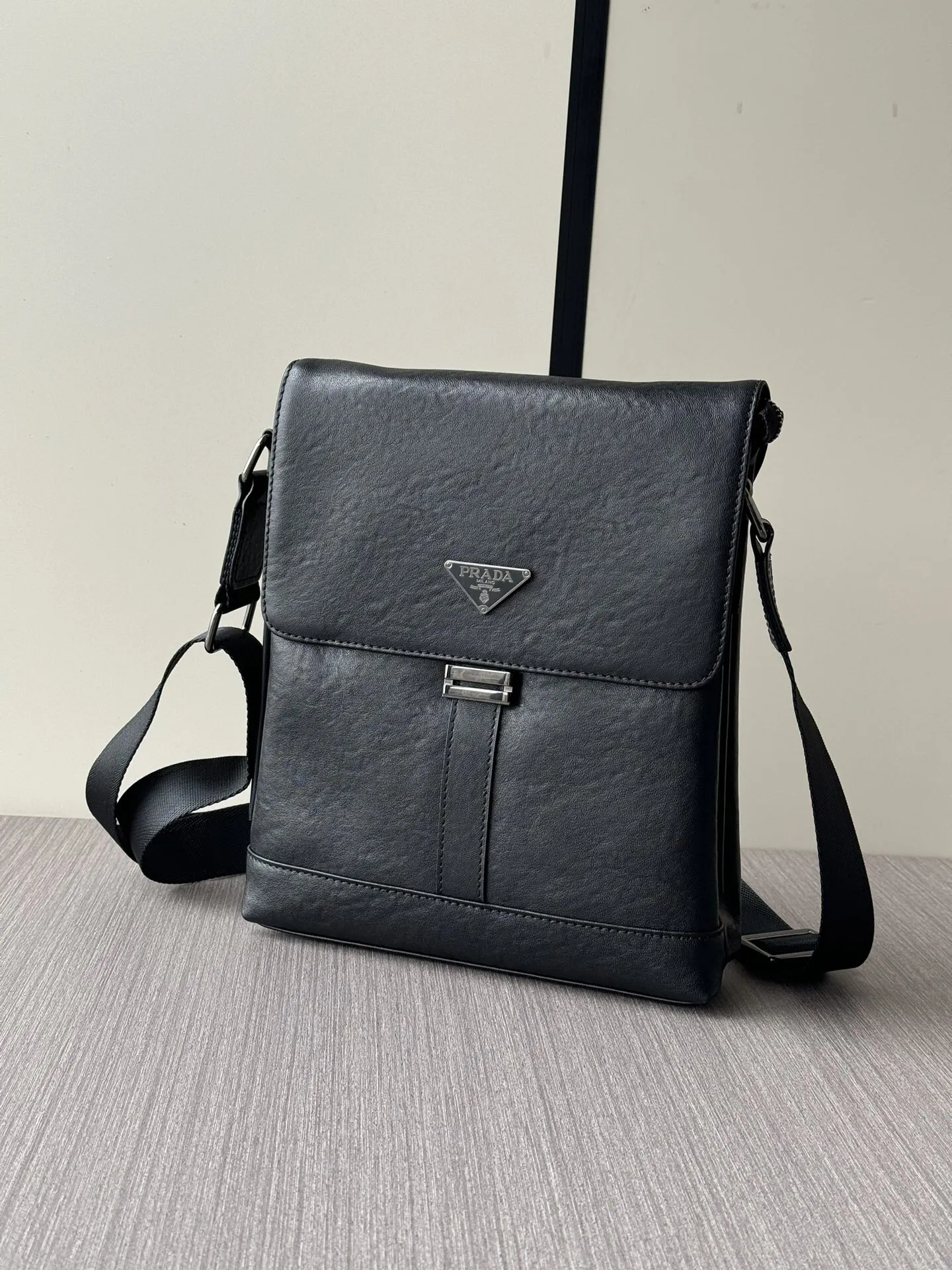 Prada 黑色 牛皮 Logo 斜挎包