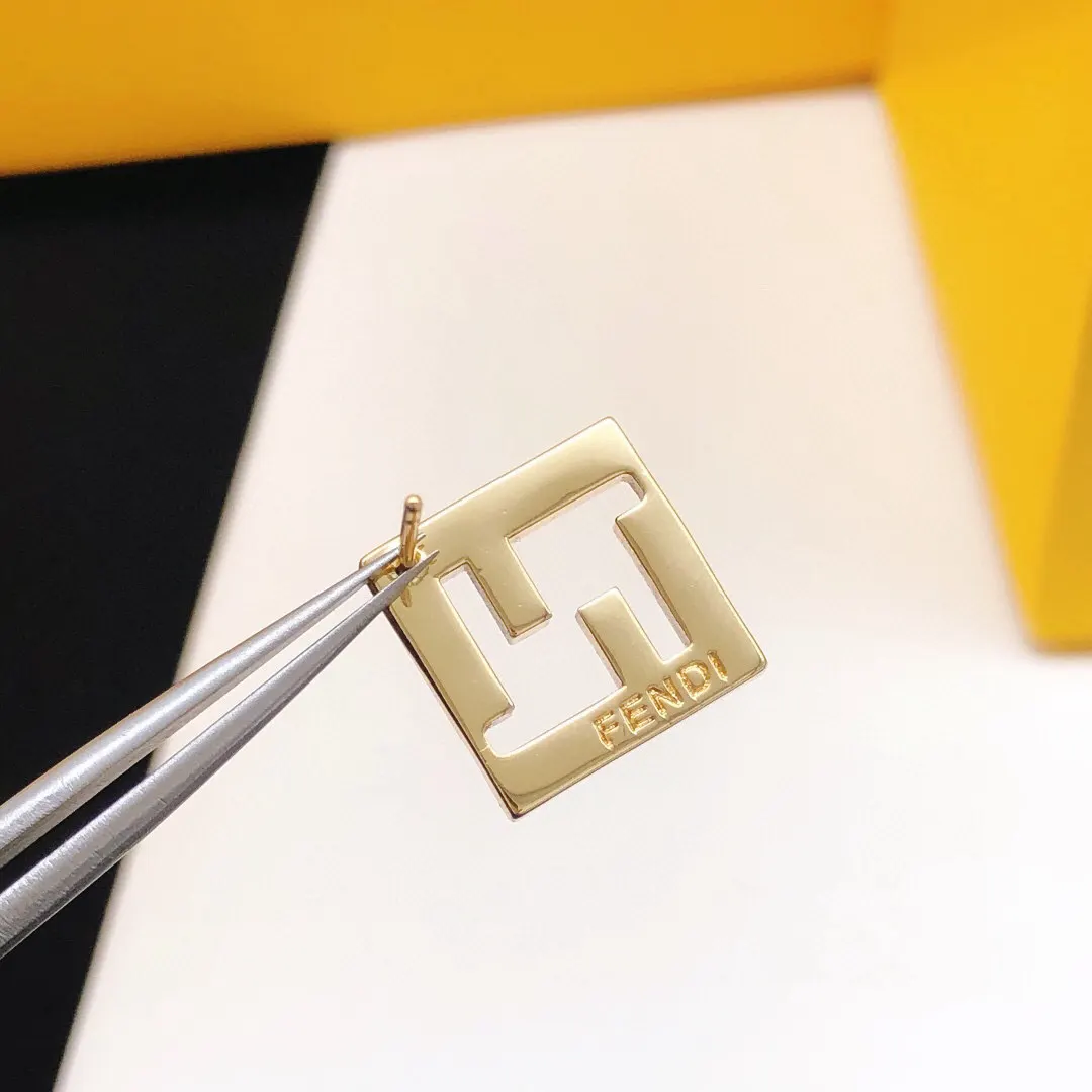 Fendi 黑色 耳钉 小巧点缀款(數字8) Fendi 黑色 耳钉 小巧点缀款(數字8)