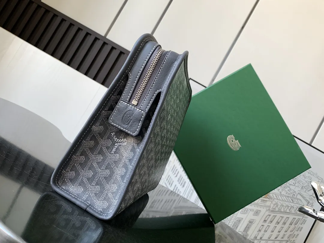 Goyard 灰色 其防水棉布衬里易于清洁 可通过其外部挂环将其挂在任何 化妆包 便携收纳款
