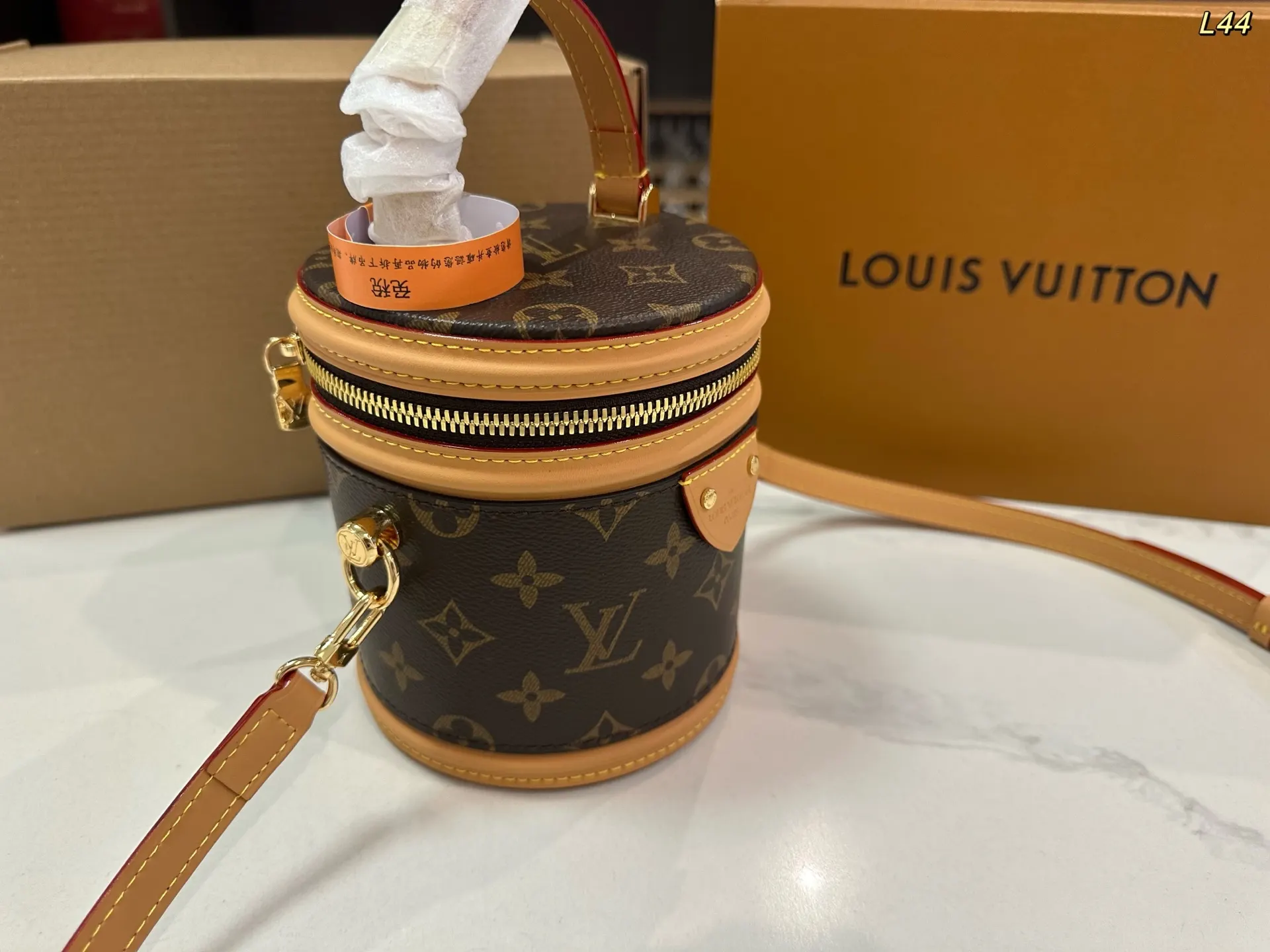 LV 钢五金 水桶包 休闲水桶款