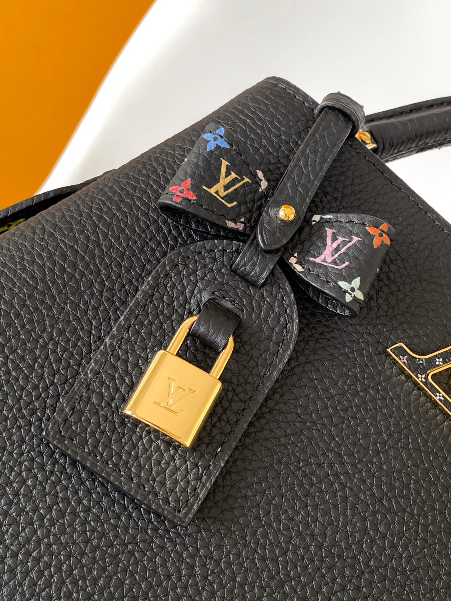 LV 黑色 白色 牛皮 字母和可拆卸 Mo肩带浸染明丽色调 致 收纳包 旅行收纳款