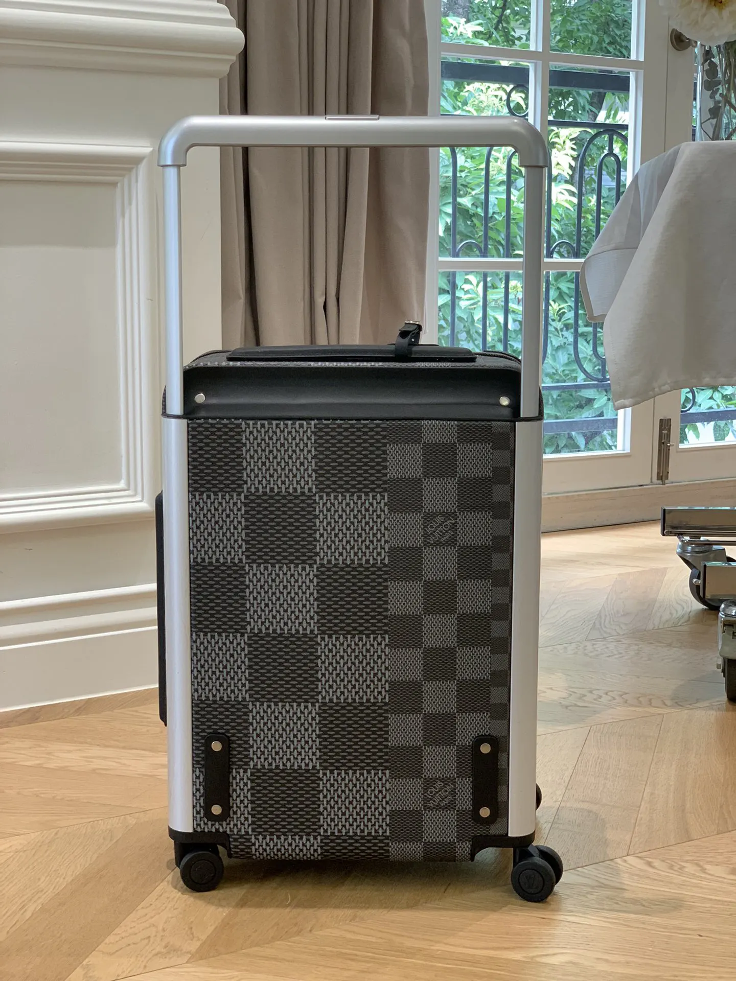 LV Horizon Damier Rolling Luggage Image 4 LV Horizon Damier Rolling Luggage Image 4