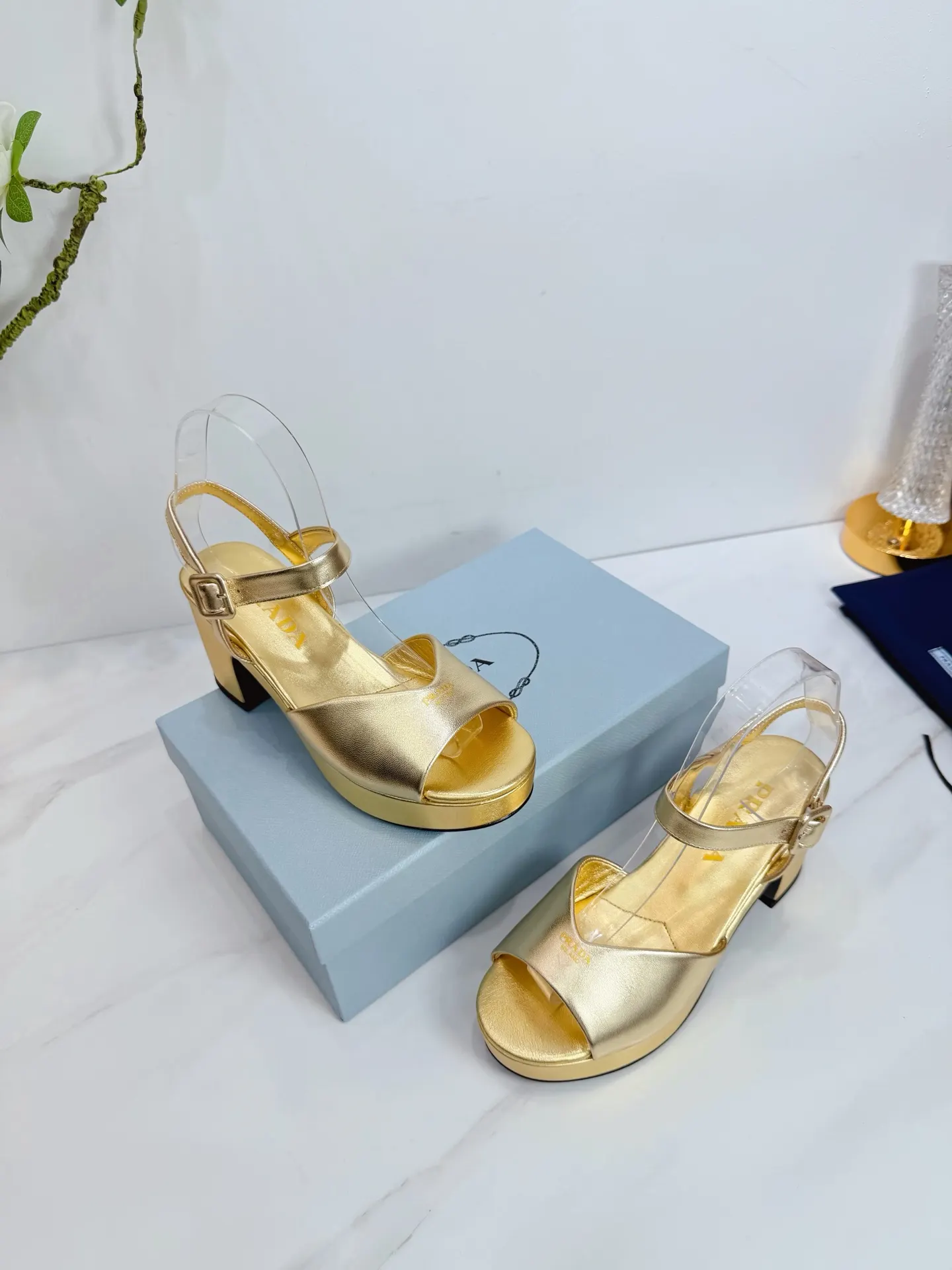 PRADA 羊皮 休闲鞋 舒适百搭款