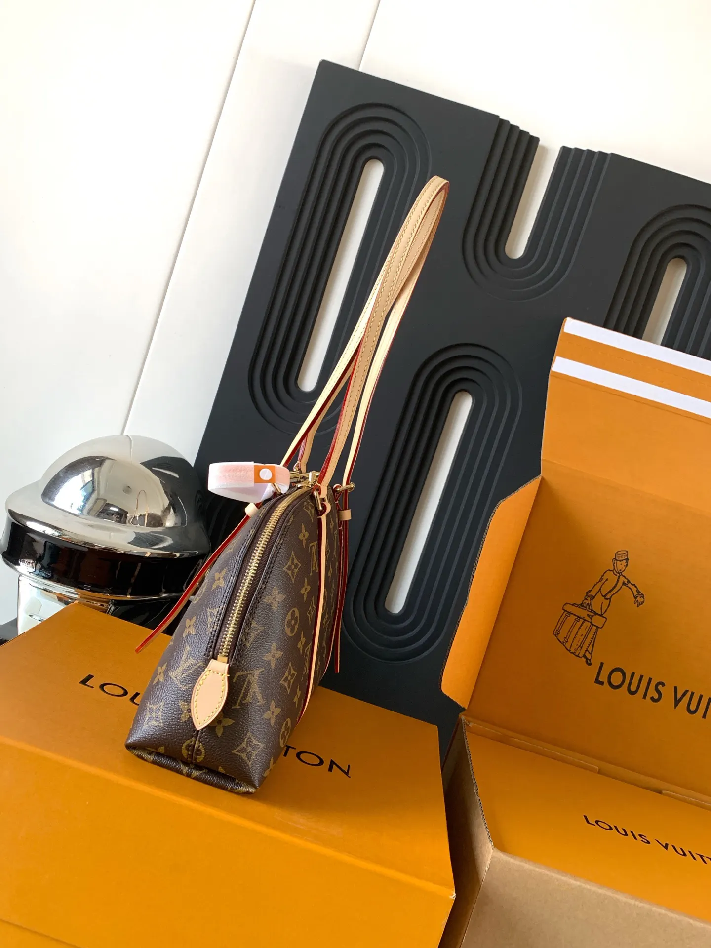 LV 黑色壓紋托特包 大容量款(數字9) LV 黑色壓紋托特包 大容量款(數字9)