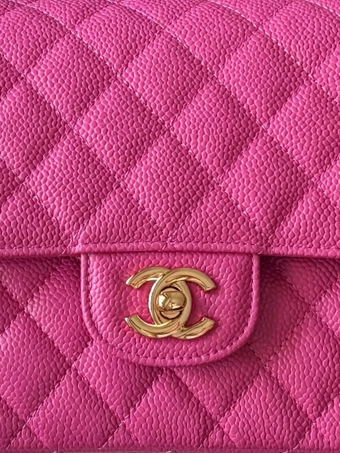 Chanel 亮粉色鱼子酱牛皮翻盖链条包 金扣