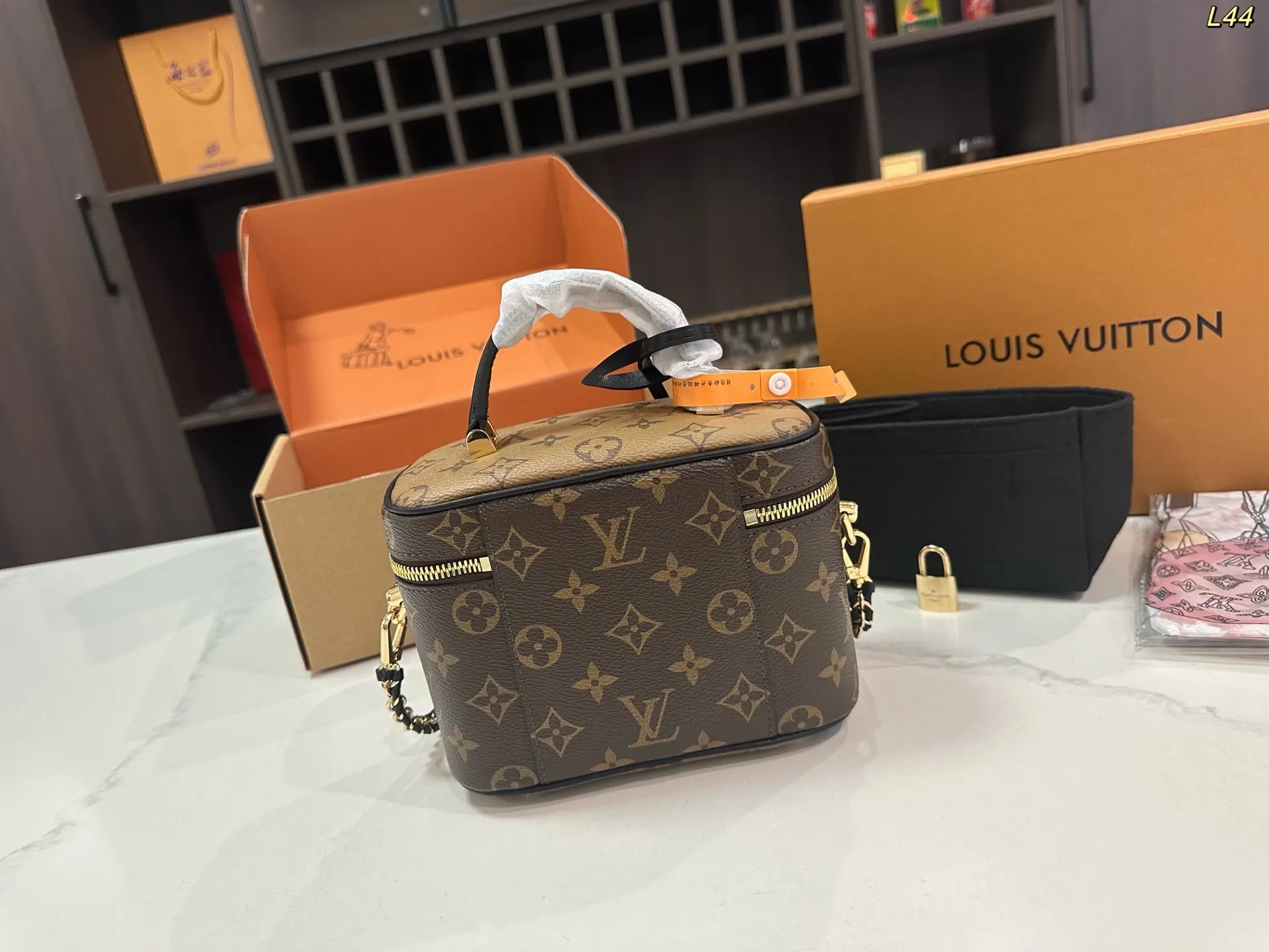 LV 拼色 无论手拎 單肩还是斜挎都很棒 是精致时髦的百搭款 简 斜背包 輕便斜挎款