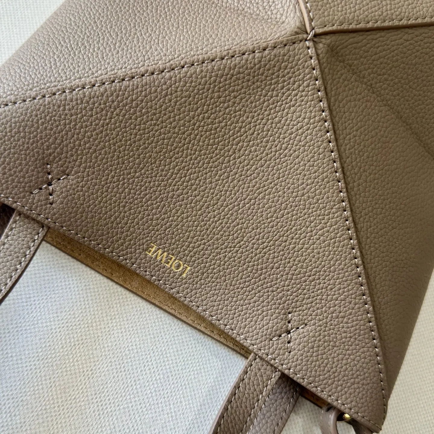 Loewe Puzzle 牛皮 斜背包 輕便斜挎款
