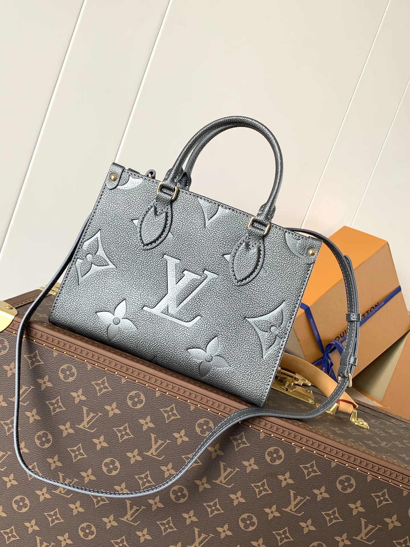 LV 灰色 牛皮 枪灰色 头 收纳包 旅行收纳款
