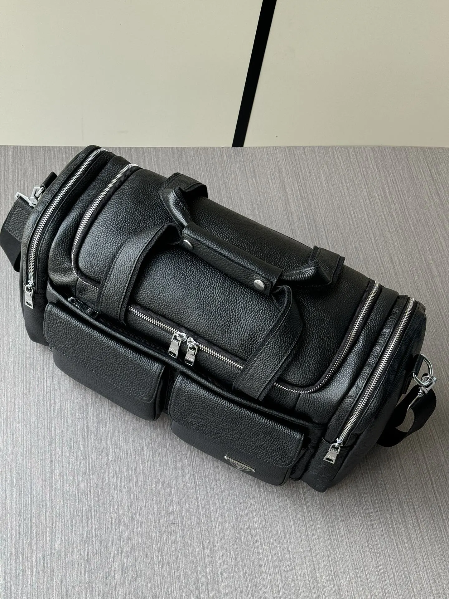 Prada 黑色 牛皮 Logo 旅行包 轻便实用