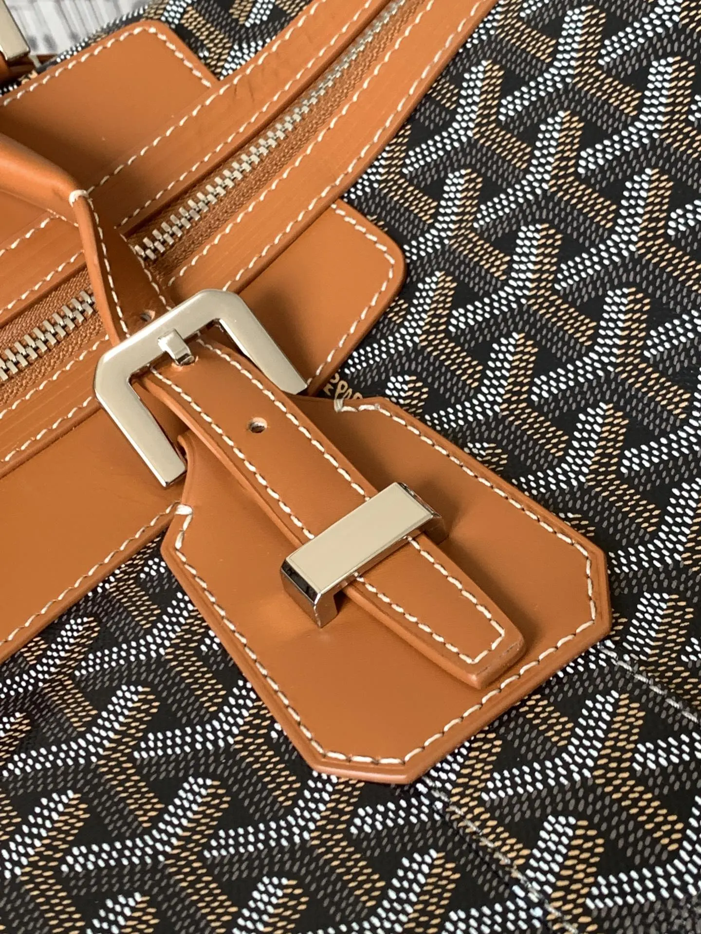 Goyard 它的提手可调节长度 可确保手提时的舒適度 并且开口两 旅行袋 大容量旅行款
