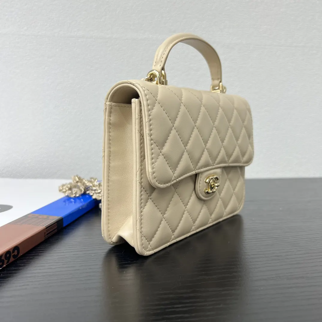 CHANEL 米色小牛皮手提包 金链斜挎款