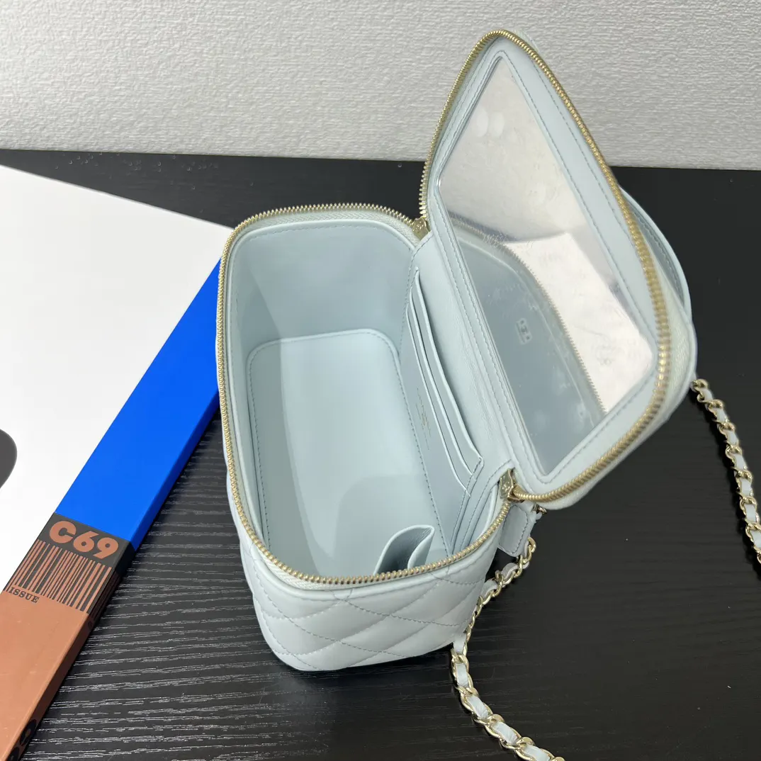 CHANEL 19 Bag 浅蓝色羊皮菱格链条包 小号款