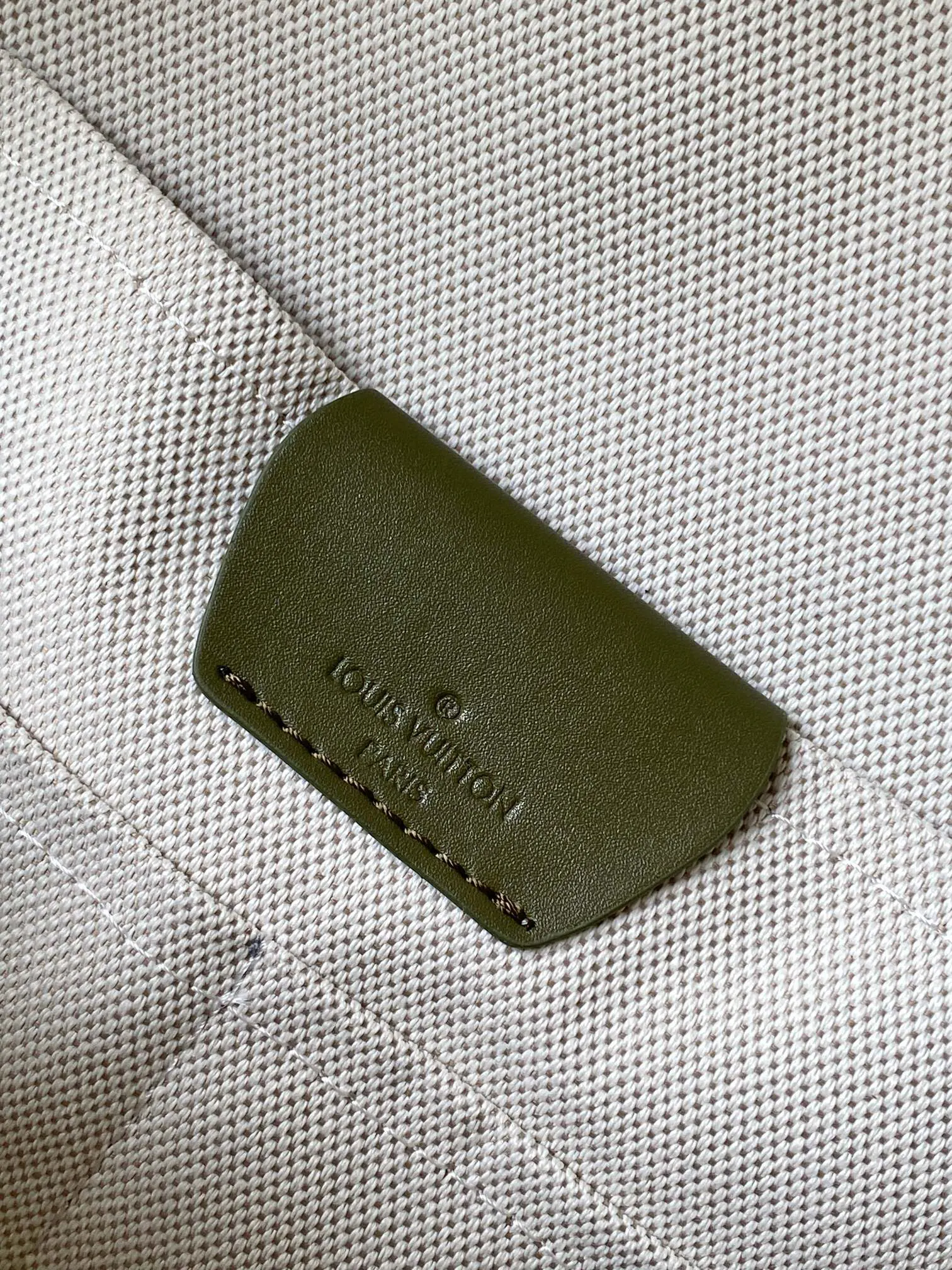 LV Discovery 灰綠色壓紋雙肩包 大容量款(數字17) LV Discovery 灰綠色壓紋雙肩包 大容量款(數字17)