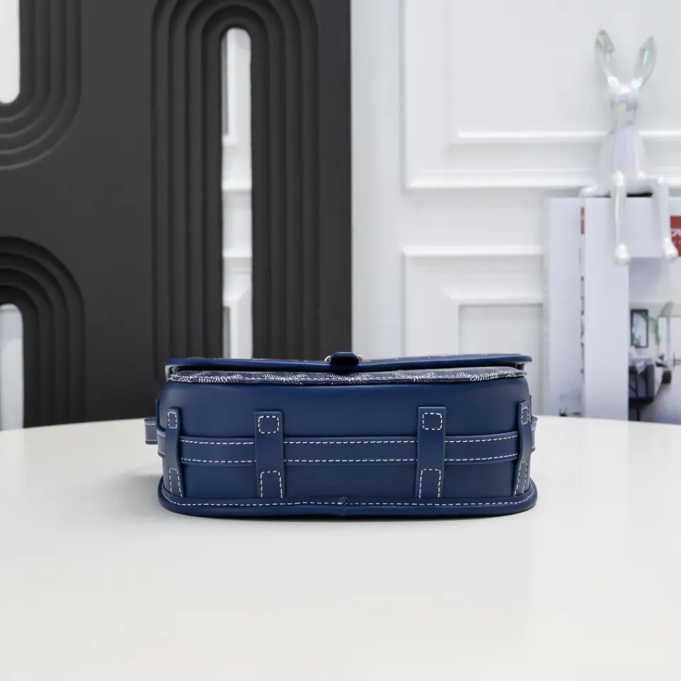 Goyard 皮质镶边以线条的方式凸显出包身轮廓 翻盖的皮质内衬亦 收纳包 旅行收纳款
