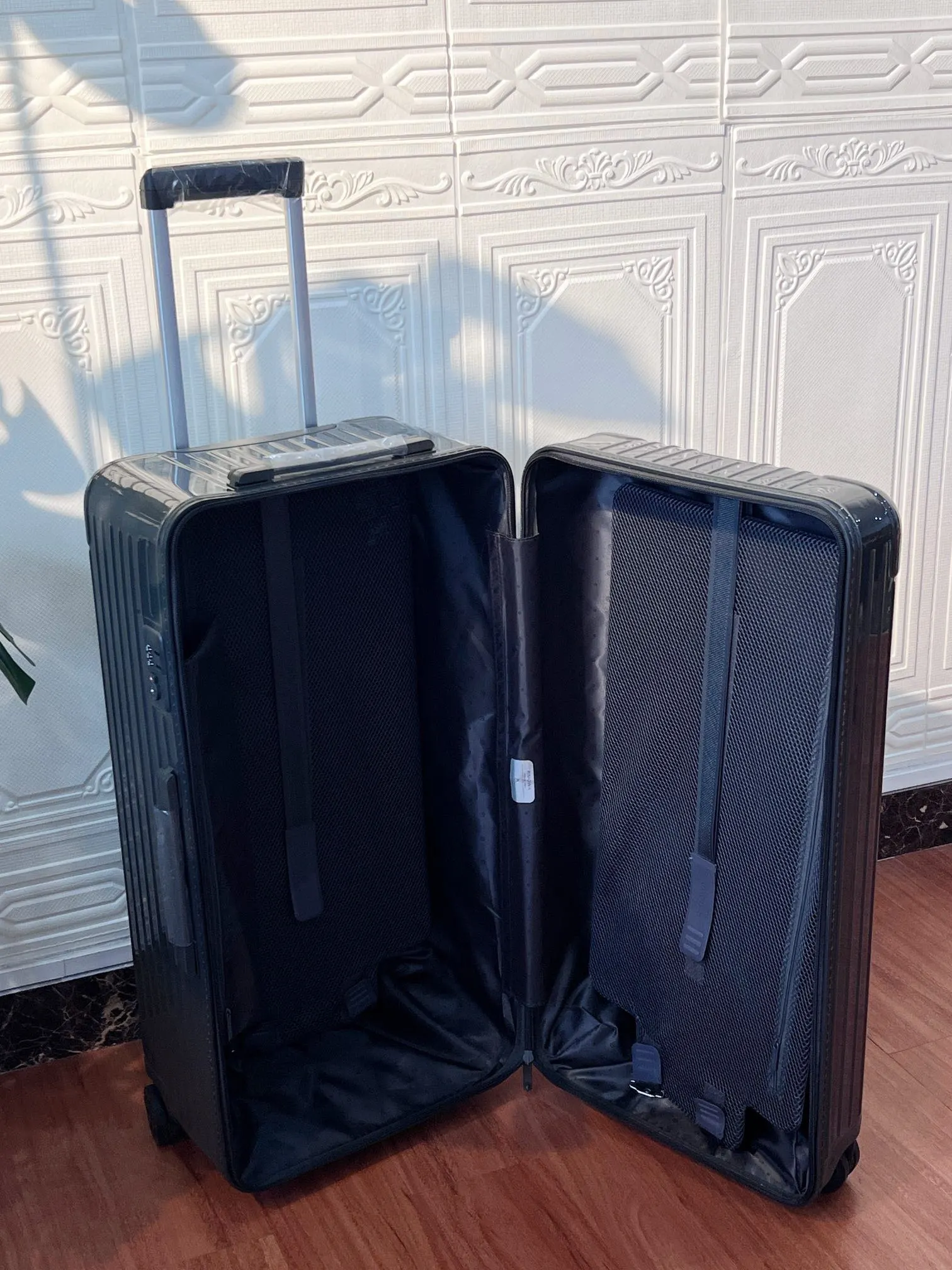 Black White Suitcase Travel Lightweight Image 6 Black White Suitcase Travel Lightweight Image 6