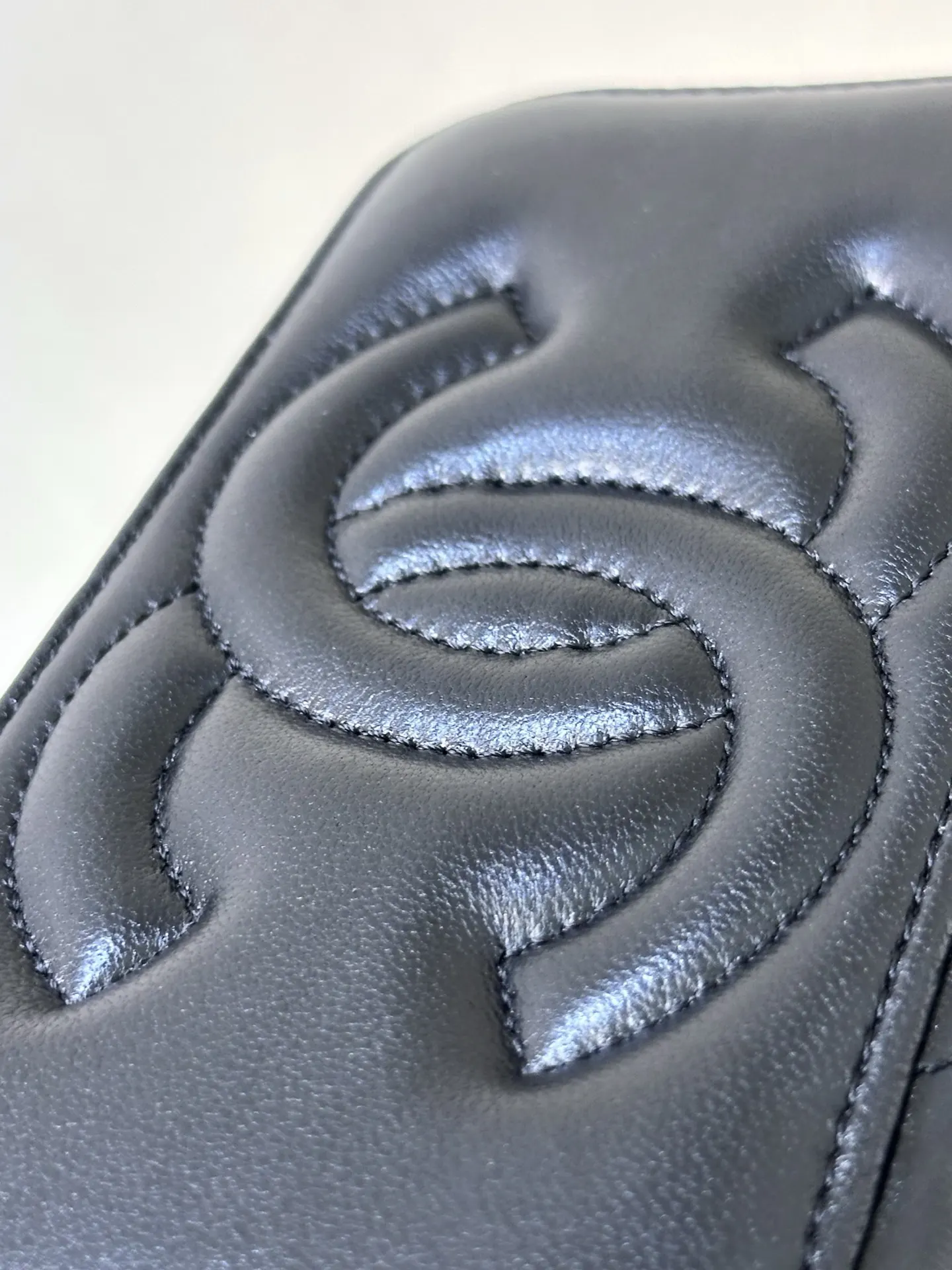 CHANEL 黑色 羊皮 斜背包 輕便斜挎款